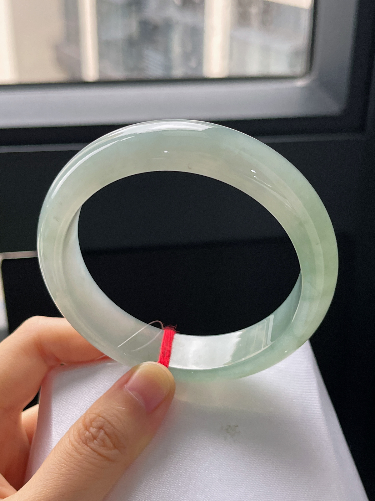 正圈60.8圈口，翡翠冰糯种淡绿色手镯