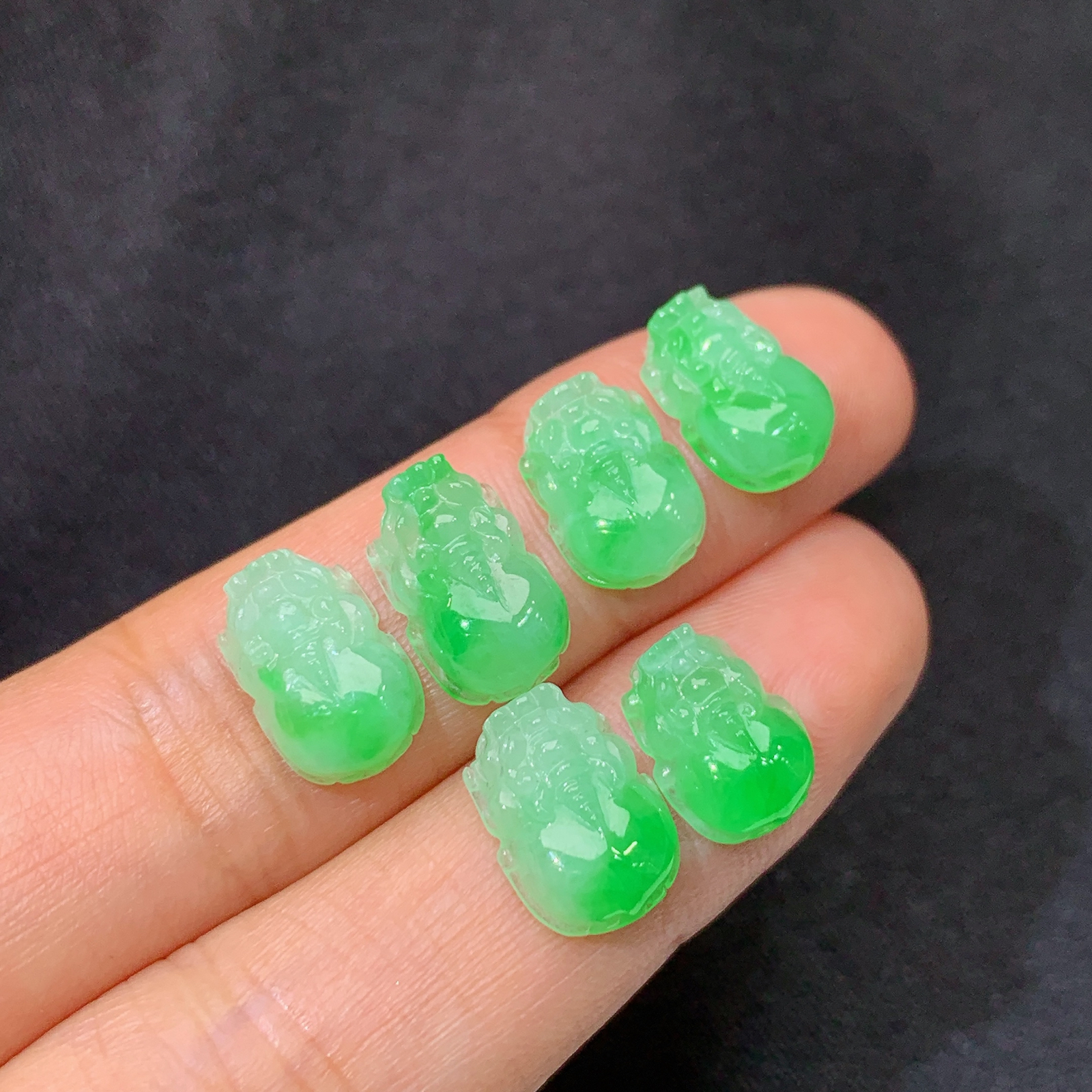 冰飘绿貔貅一手，镶嵌佳品，冰润细腻，种水足 Ht 尺寸10.3*7.2*3