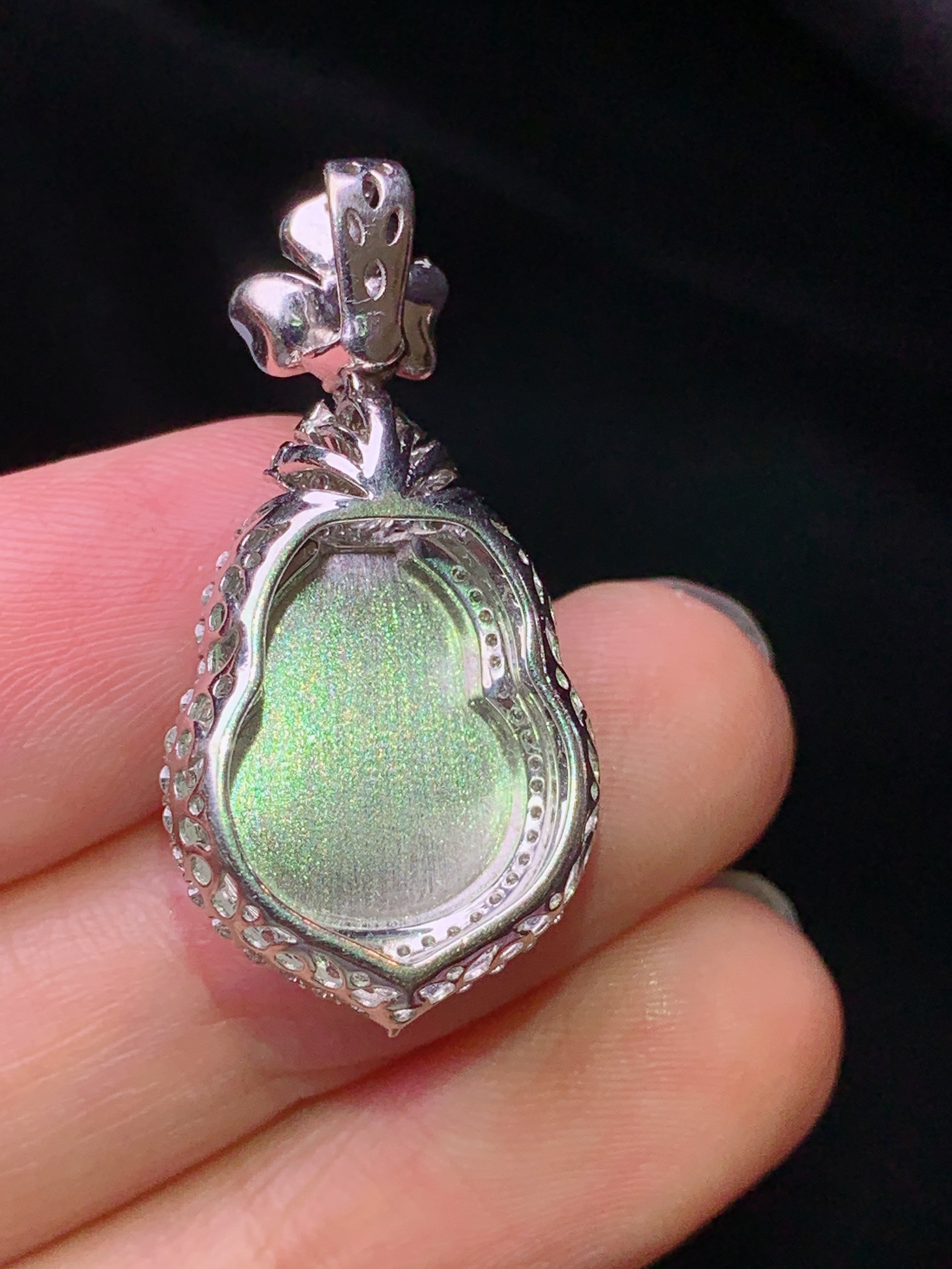 18k金钻镶嵌黄翡葫芦吊坠 玉质细腻 色泽艳丽清新 水润亮眼 整体尺寸30.8*15.5*9t1