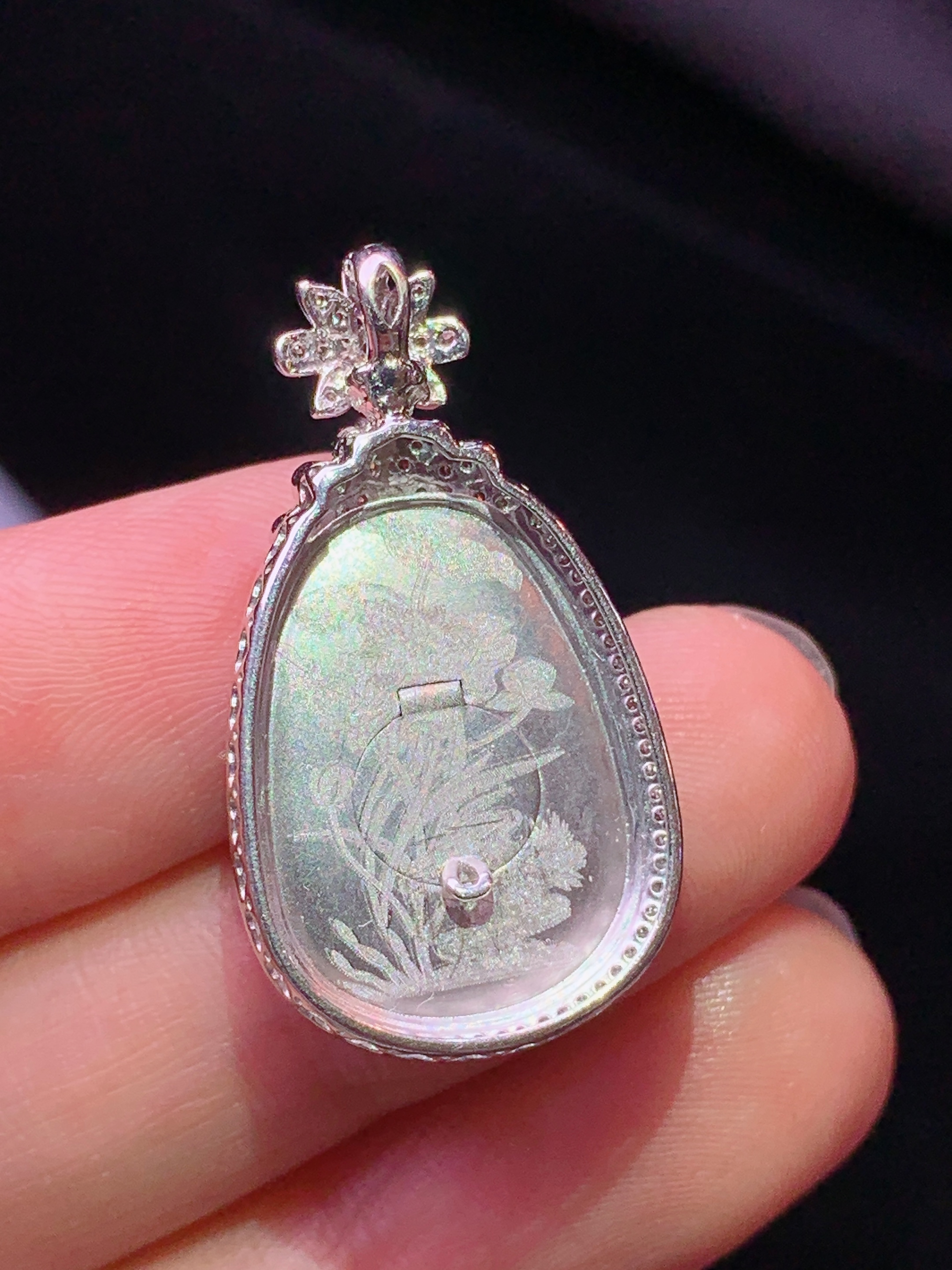 18k金钻镶嵌翠绿如意吊坠 玉质细腻 色泽艳丽清新 水润亮眼 整体尺寸29.5*16.2*6.2k1