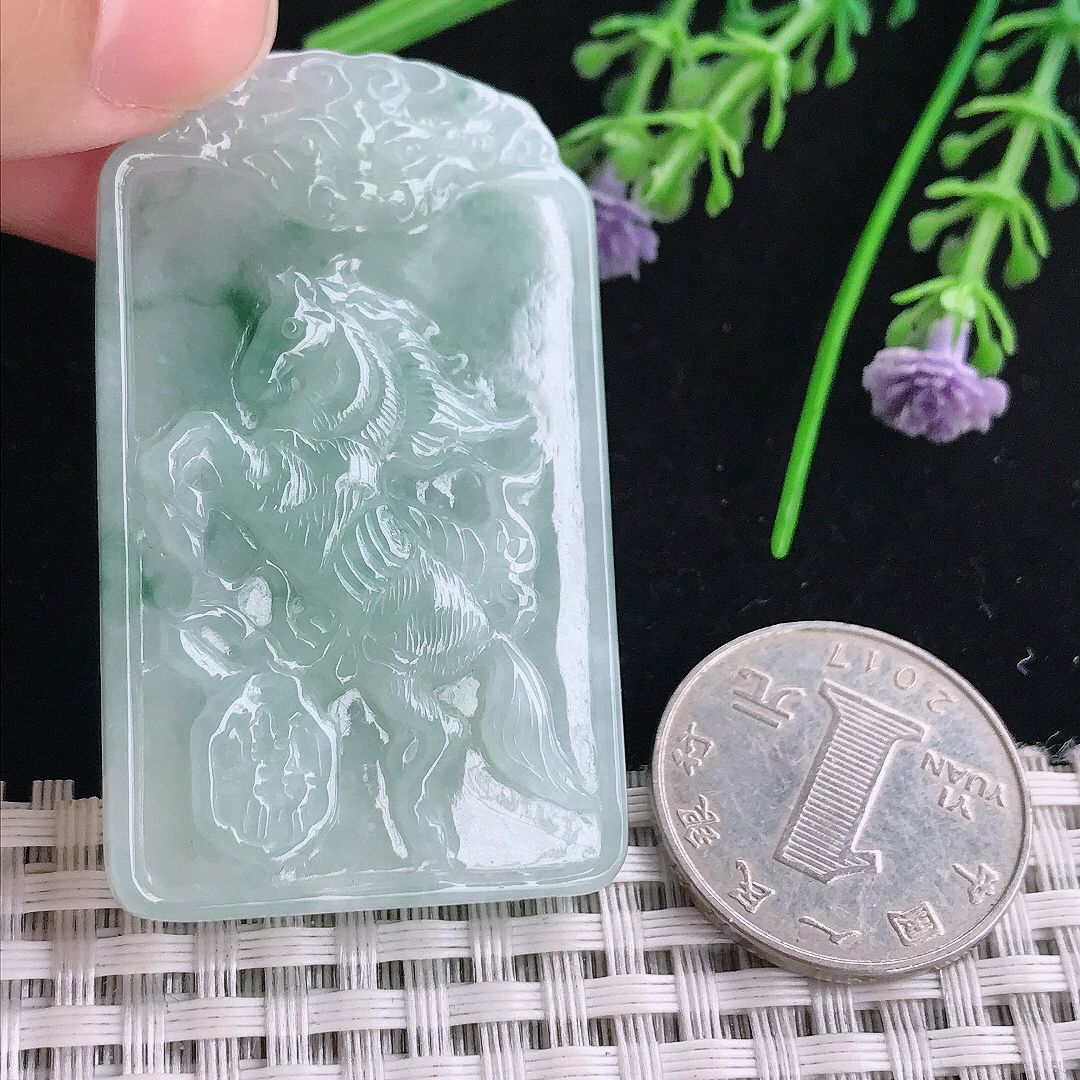 实拍A货翡翠52.6/31.5/6老坑秀气冰润飘花生肖马牌吊坠翡翠玉挂件