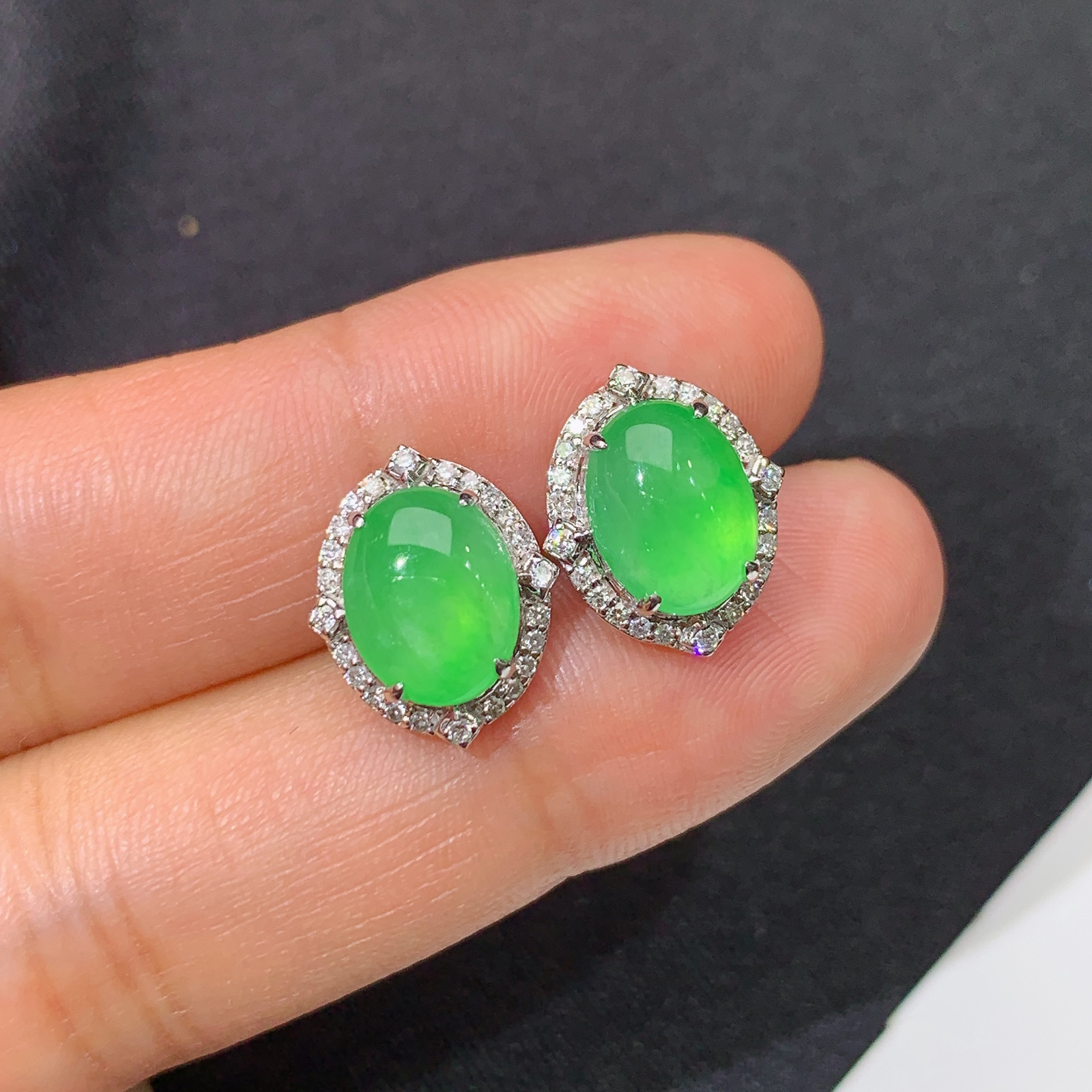 冰阳绿蛋面耳钉，18k金镶嵌，简约时尚，冰润色阳，种水足，Lp 尺寸9*6.8*3.2