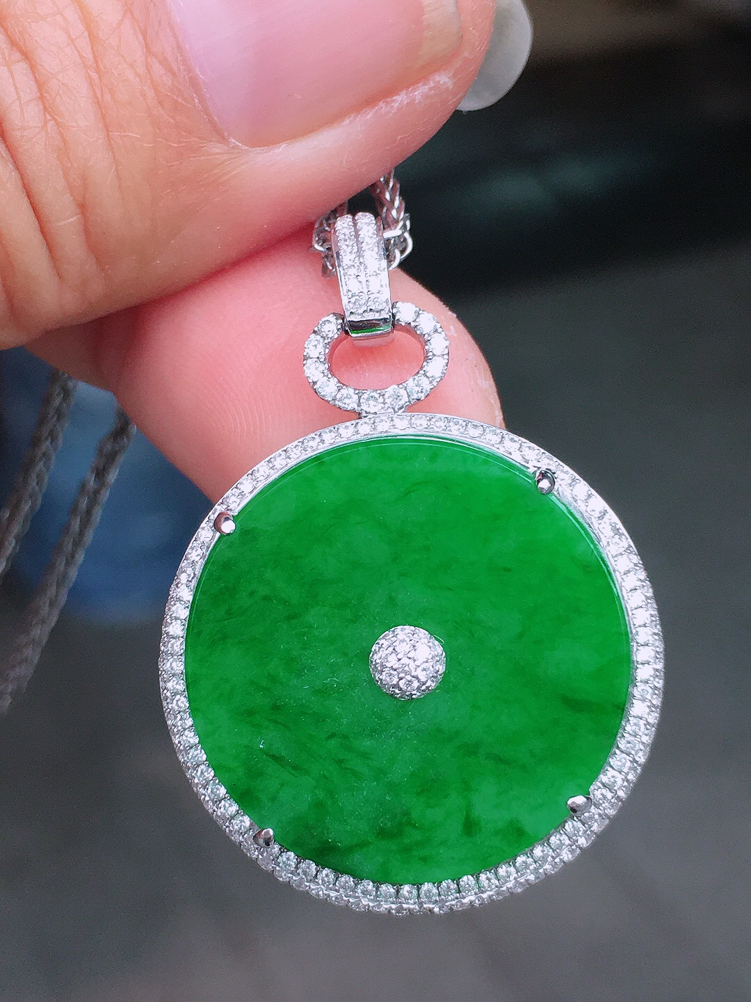 阳绿平安扣吊坠，色泽均匀艳丽，玉质细腻，荧光感超
强，饱满圆润，尽显优雅气质，18k
金豪华镶嵌