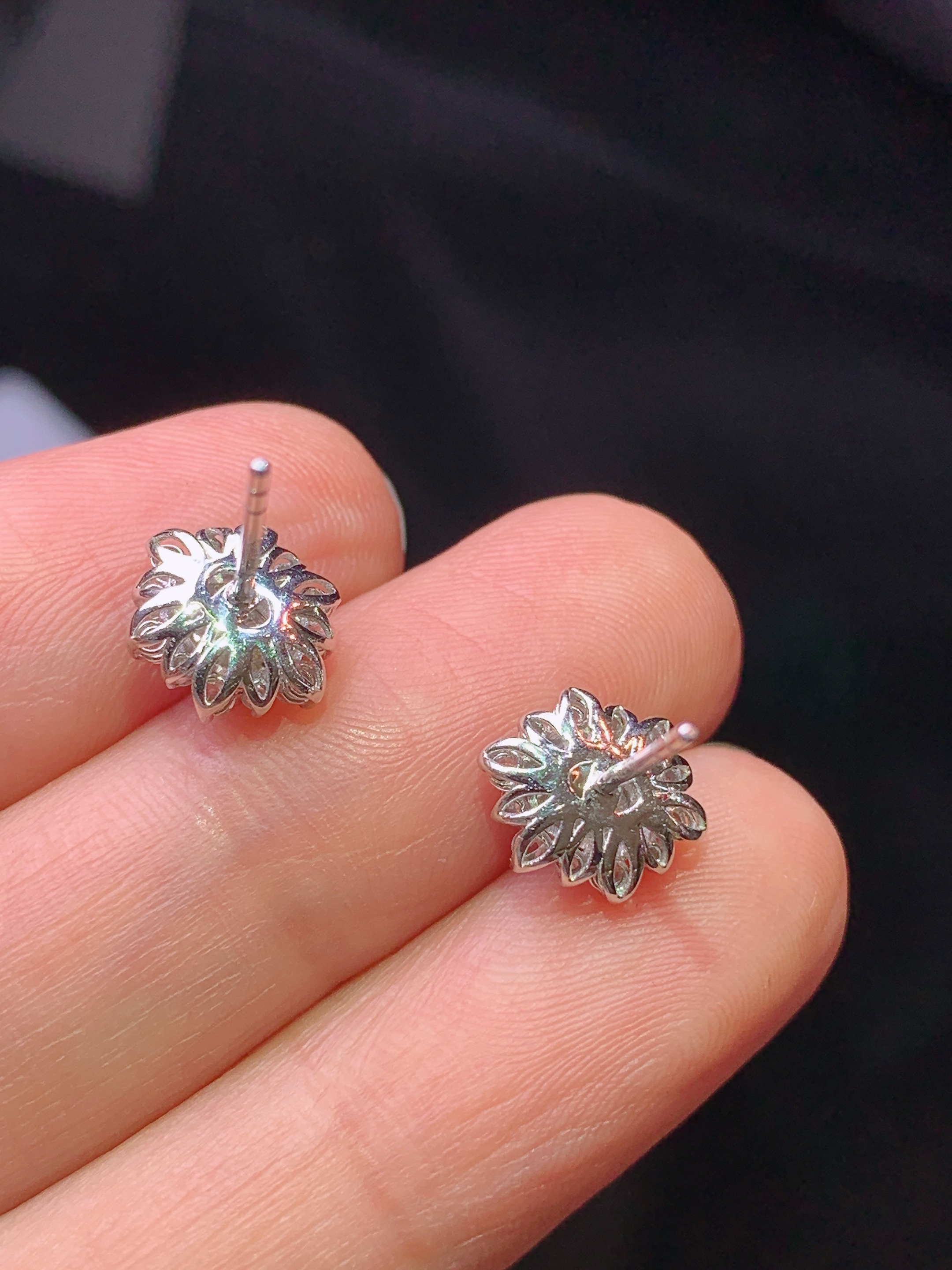 18k金钻镶嵌翠绿蛋面耳钉 玉质细腻 色泽艳丽清新 水润亮眼 整体尺寸9.5*7.7*5.8t1