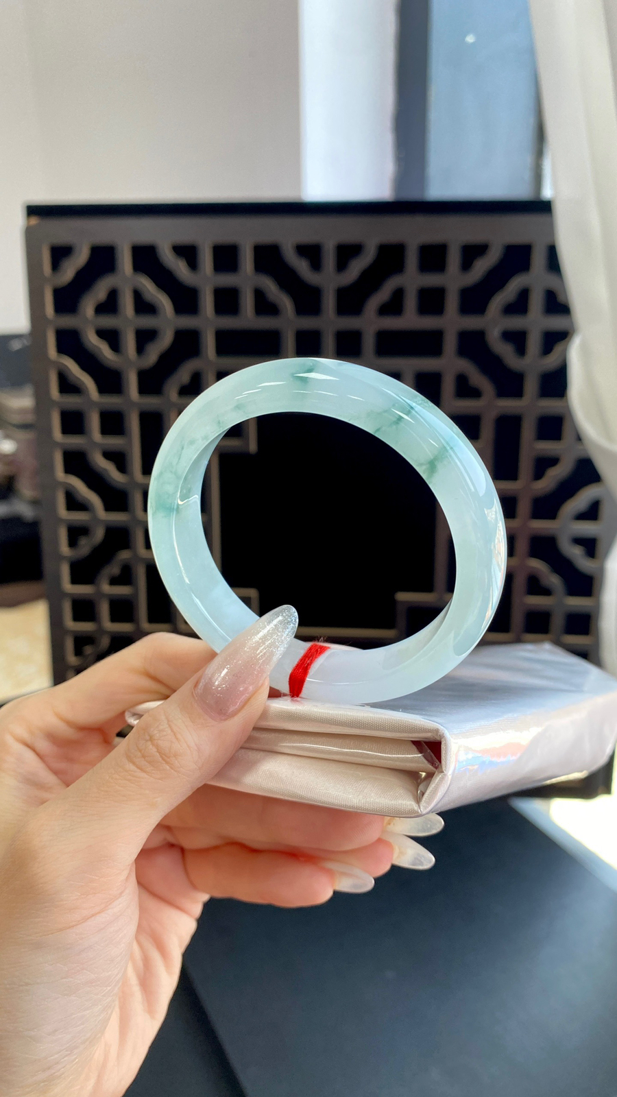 【飘蓝花正圈手镯】
尺寸：54.7-12.8-8.1
自然光无滤镜，原图直出