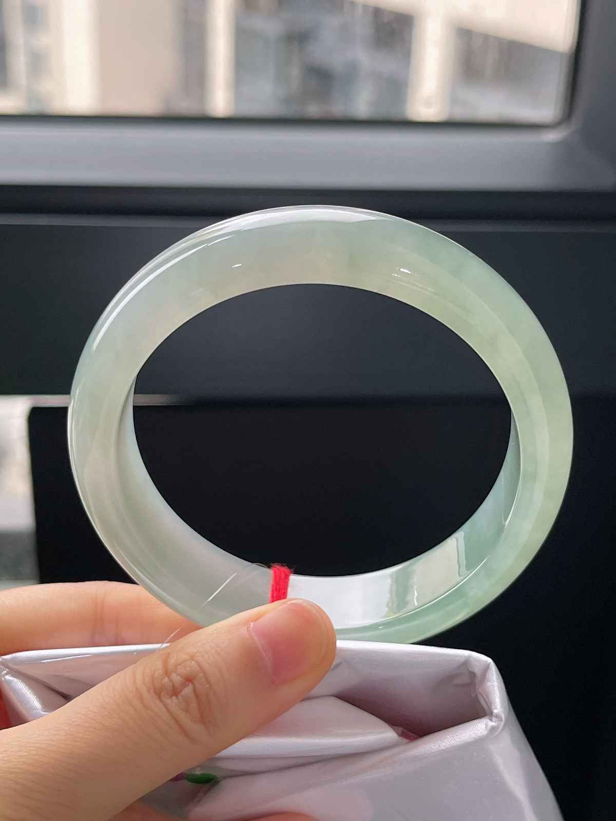 正圈60.8圈口，翡翠冰糯种淡绿色手镯