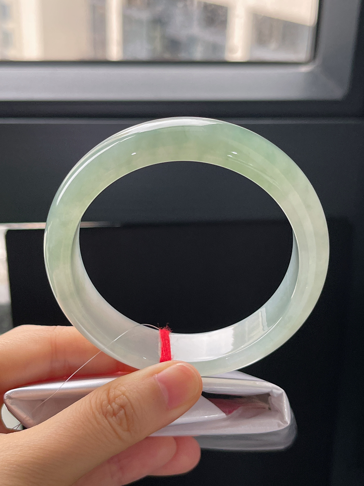 正圈60.8圈口，翡翠冰糯种淡绿色手镯