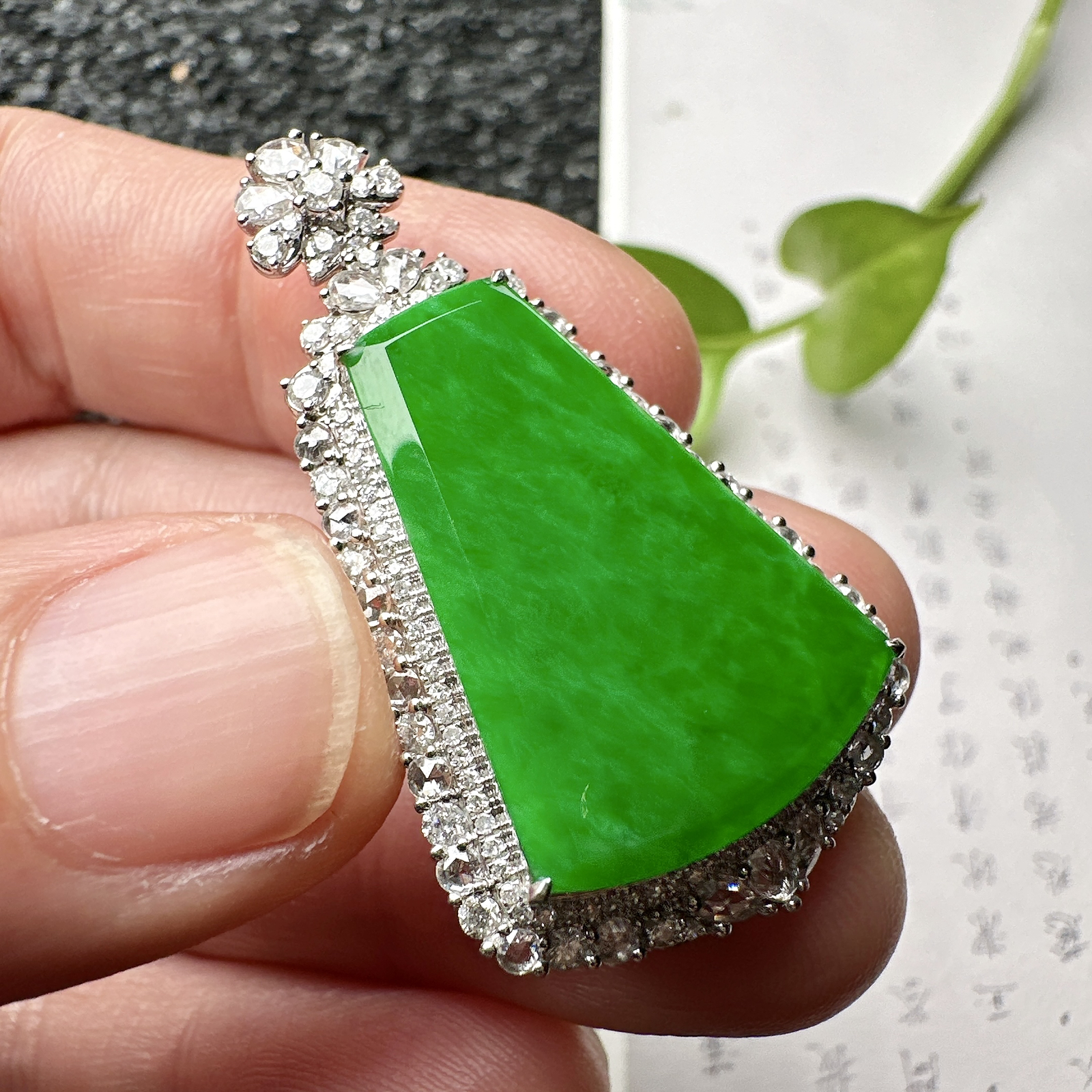 【冰种满绿无事牌】飘浓绿色泽，种水上乘，通透闪亮，晶莹剔透。18K金钻镶嵌，裸石尺寸24.2*16.8*2.5毫米。