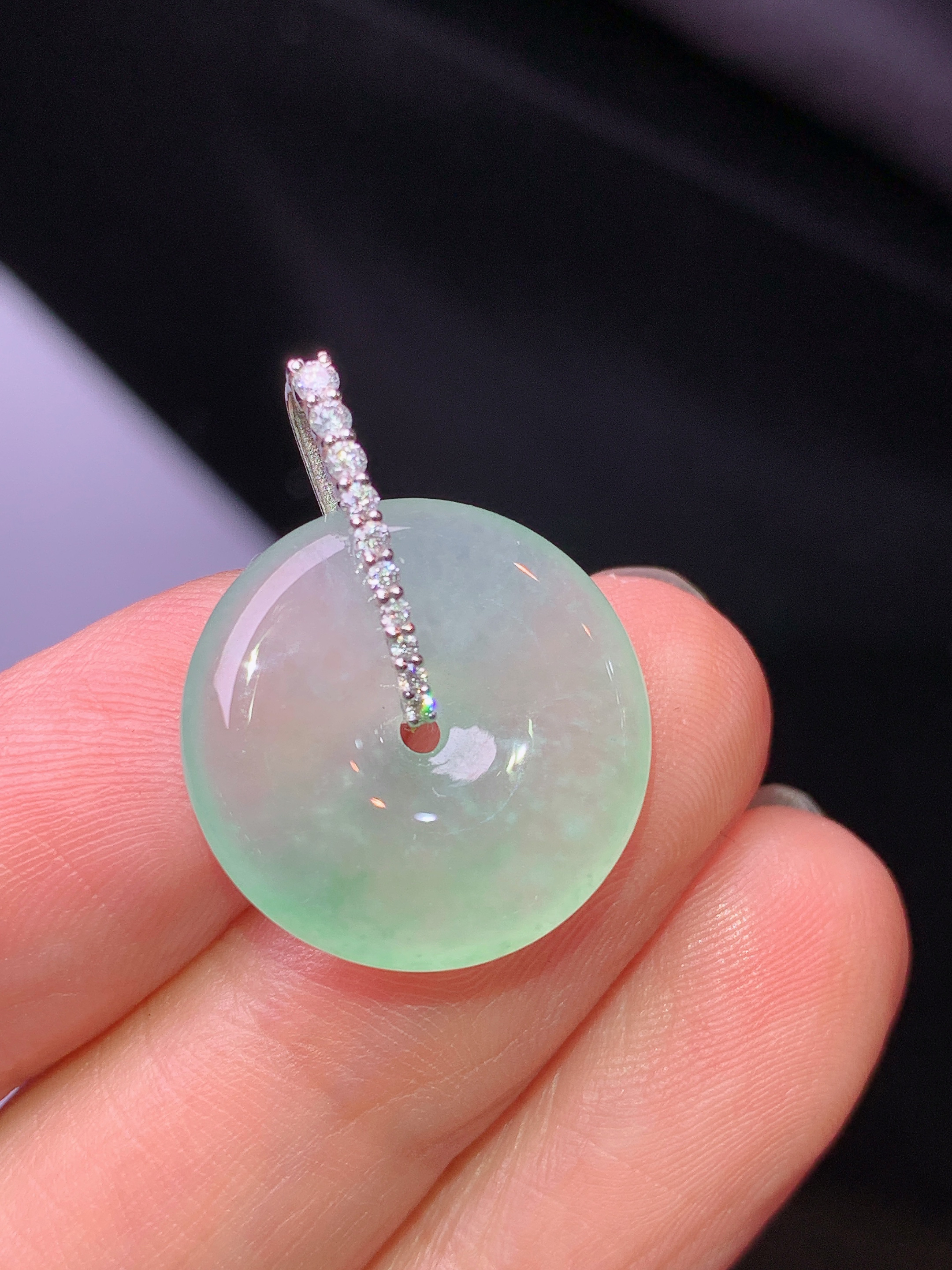 18k金钻镶嵌冰种平安扣吊坠 玉质细腻 色泽艳丽清新 水润亮眼 整体尺寸23.2*17.8*4b1