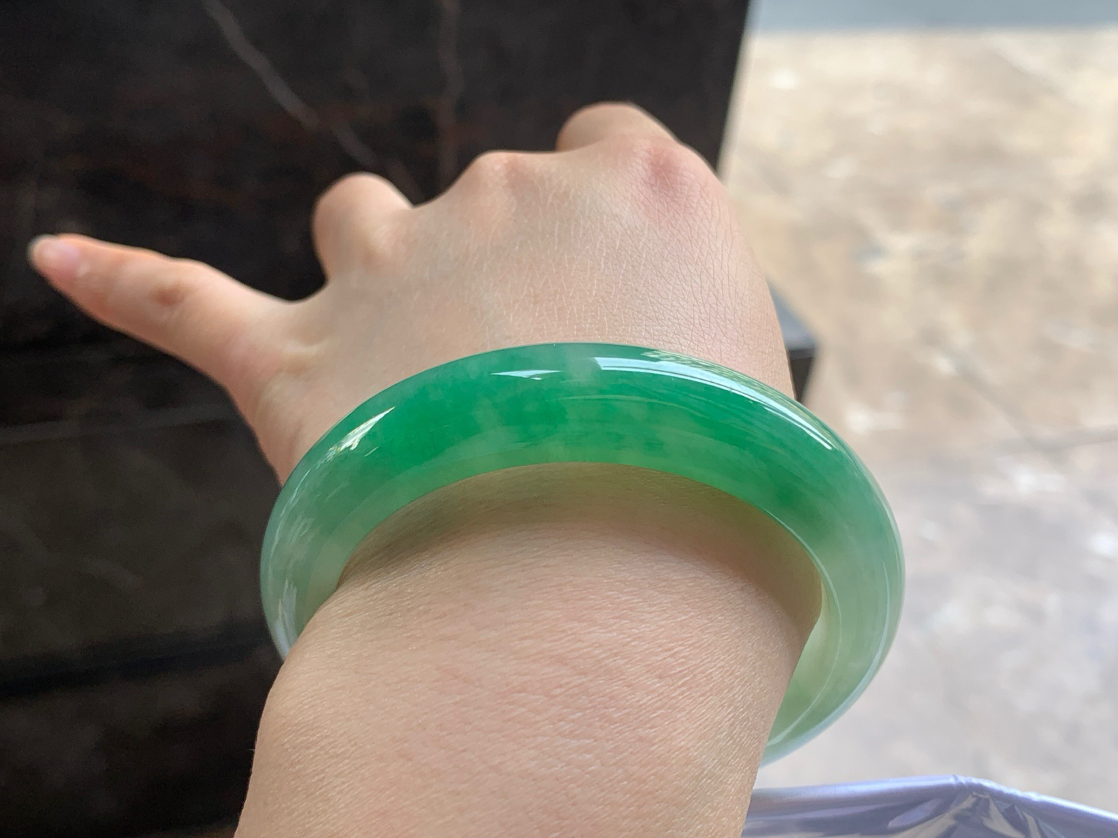 55-12.8-8.9

绿色手镯^_^鲜艳 玉质温润