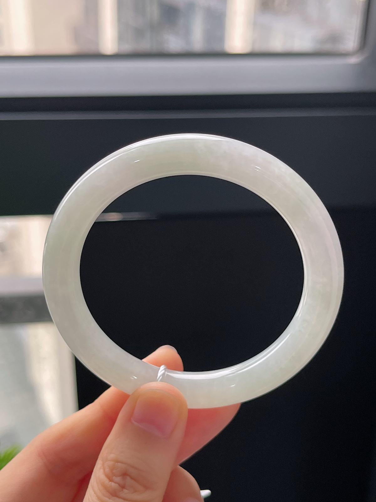 圆镯52.9圈口，翡翠冰糯种淡绿色手镯