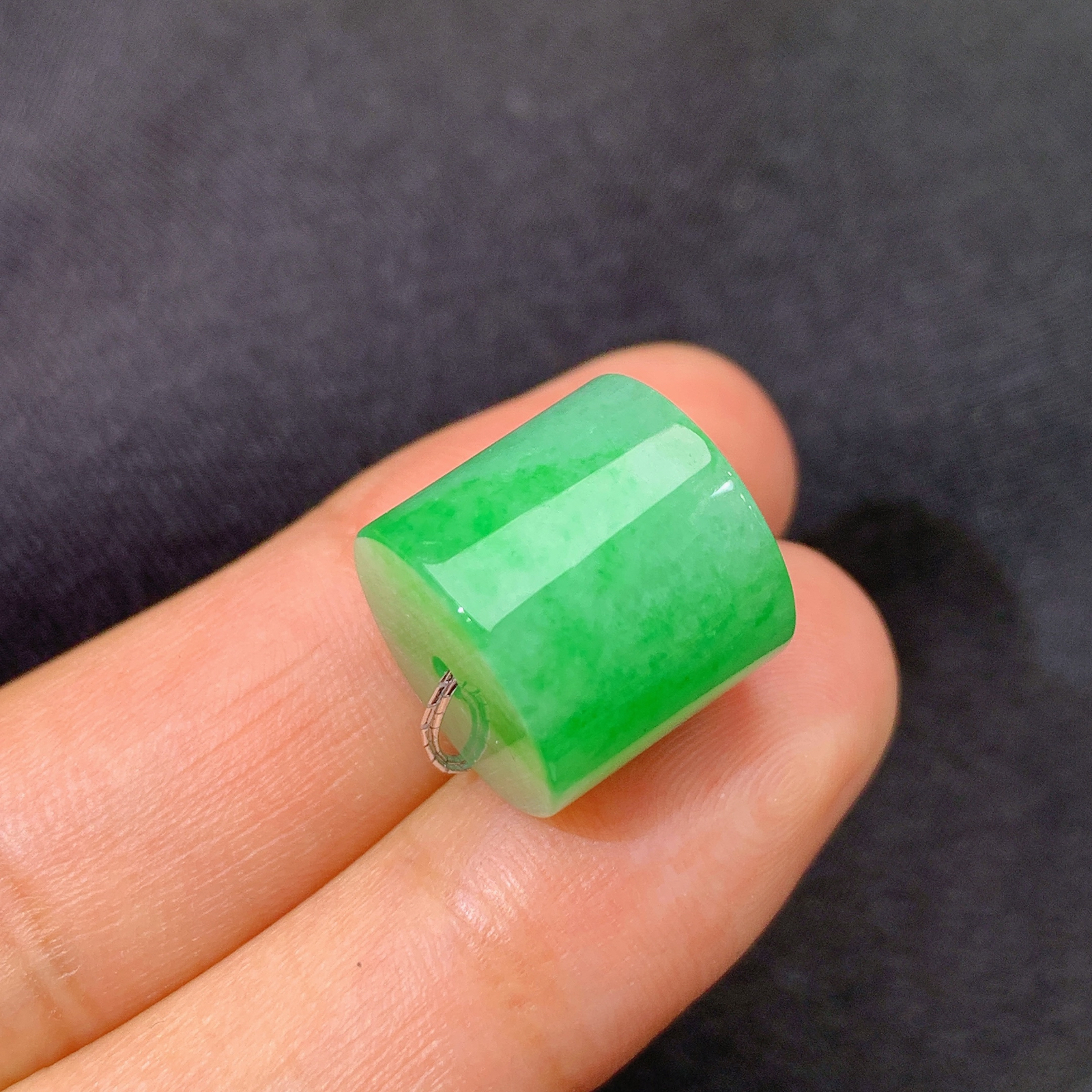 飘绿路路通，冰润色阳，玉质细腻，种水足，Qx 尺寸12*13.1