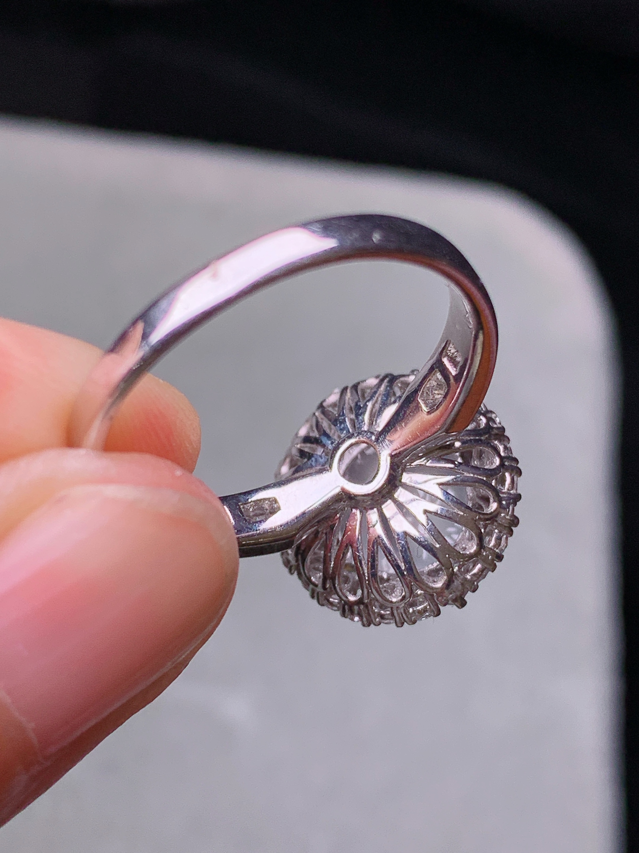 18k金钻镶嵌冰种蛋面戒指 玉质细腻 色泽艳丽清新 水润亮眼 圈口14.5 整体尺寸13.3*12.8*11t1