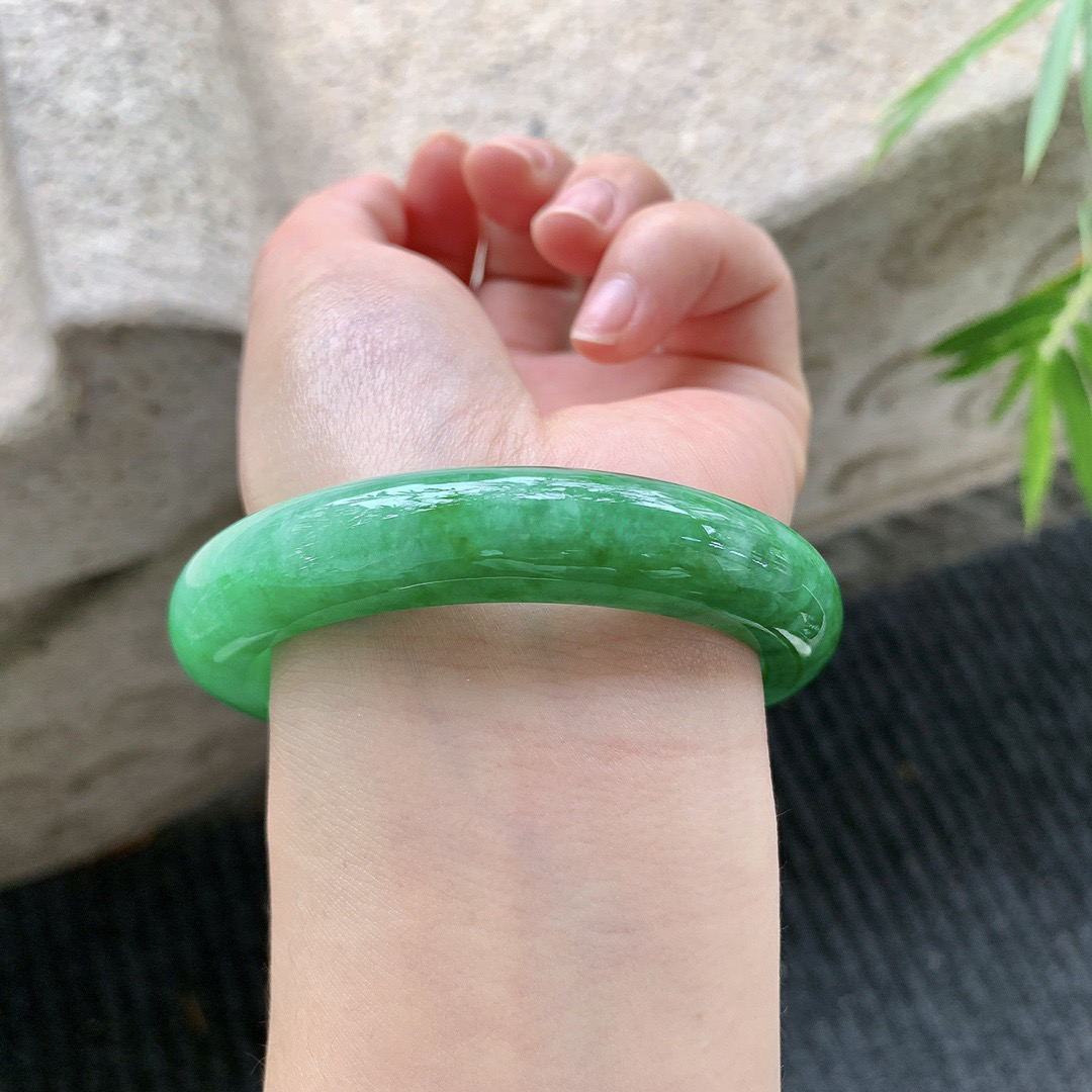 正圈55 56
【圈口】56/12/8.9
【描述】辣绿，满绿，水润，种老，无裂纹！