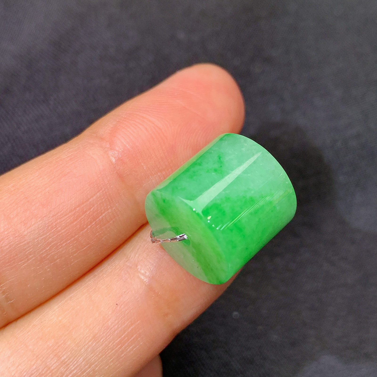 飘绿路路通，冰润色阳，玉质细腻，种水足，Qx 尺寸12*13.1