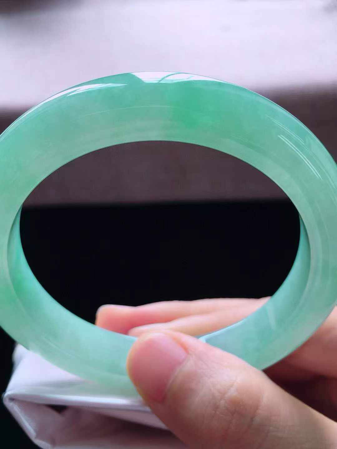 【翡翠名称】老坑种冰飘绿56.3正圈口手镯
【翡翠尺寸】56.3*11.5*9mm适合55-57.5