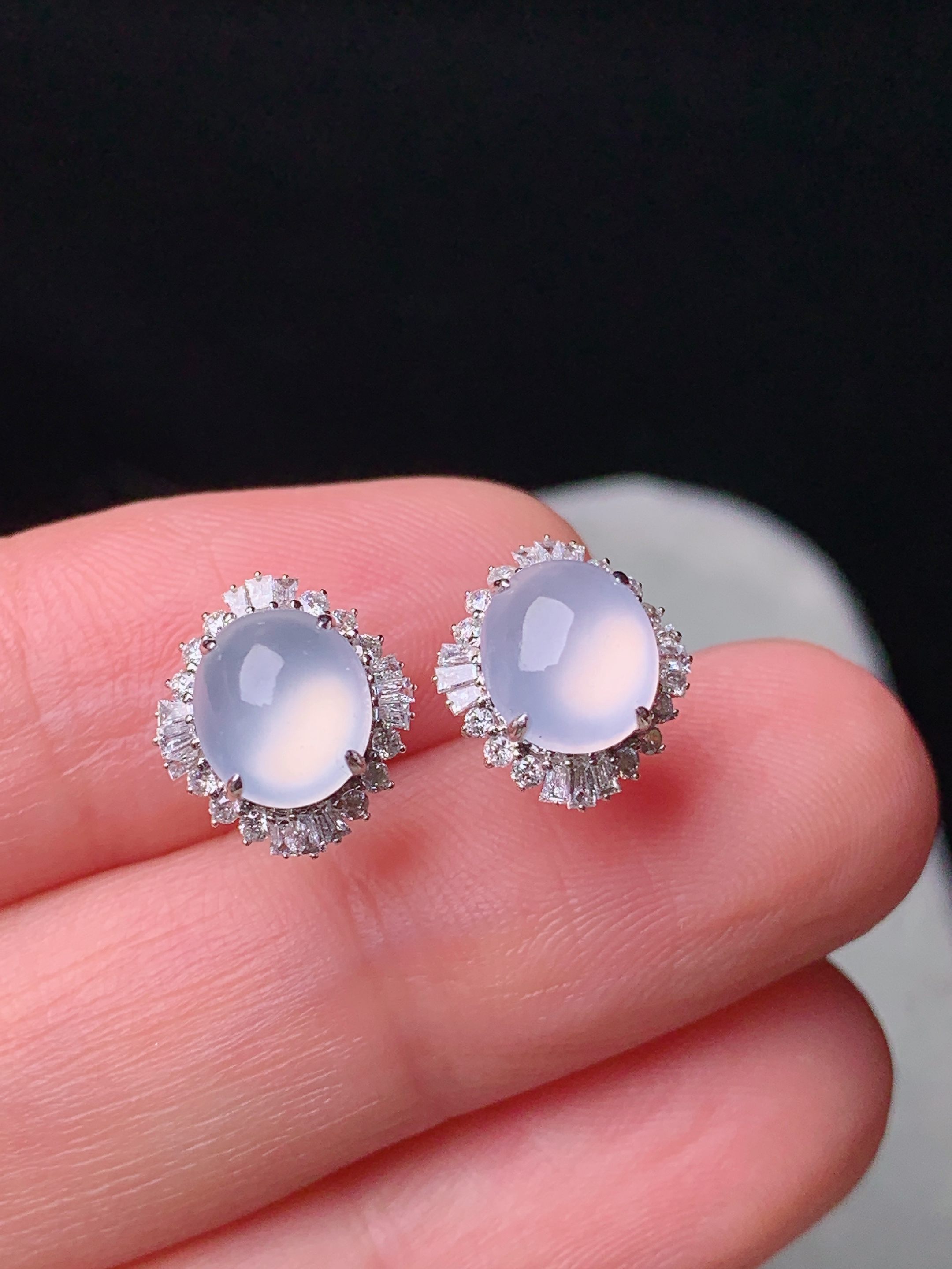 18k金钻镶嵌冰种蛋面耳钉 玉质细腻 色泽艳丽清新 水润亮眼 整体尺寸10.8*9.6*6.2t5