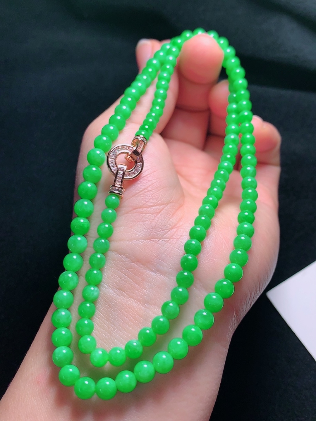 冰种阳绿珠链，种老水头好，又冰又润，饱满漂亮，卡：5.5mm116颗