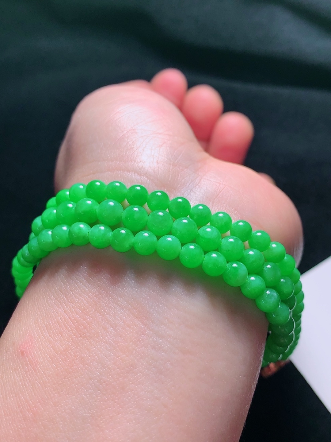 冰种阳绿珠链，种老水头好，又冰又润，饱满漂亮，卡：5.5mm116颗