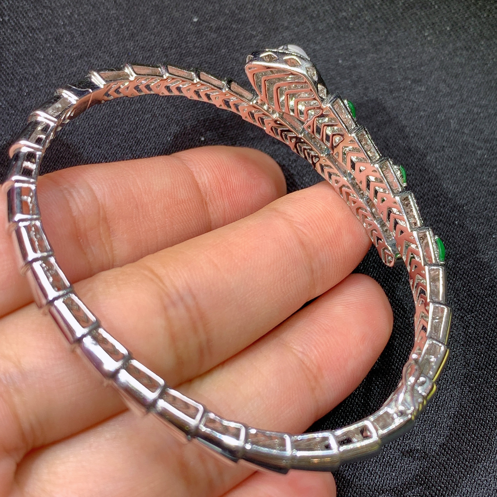 冰阳绿水滴手镯，18k金镶嵌，款式新颖，冰润色阳，种水足，Mi 圈口55.1 裸石4.6*4.3*2