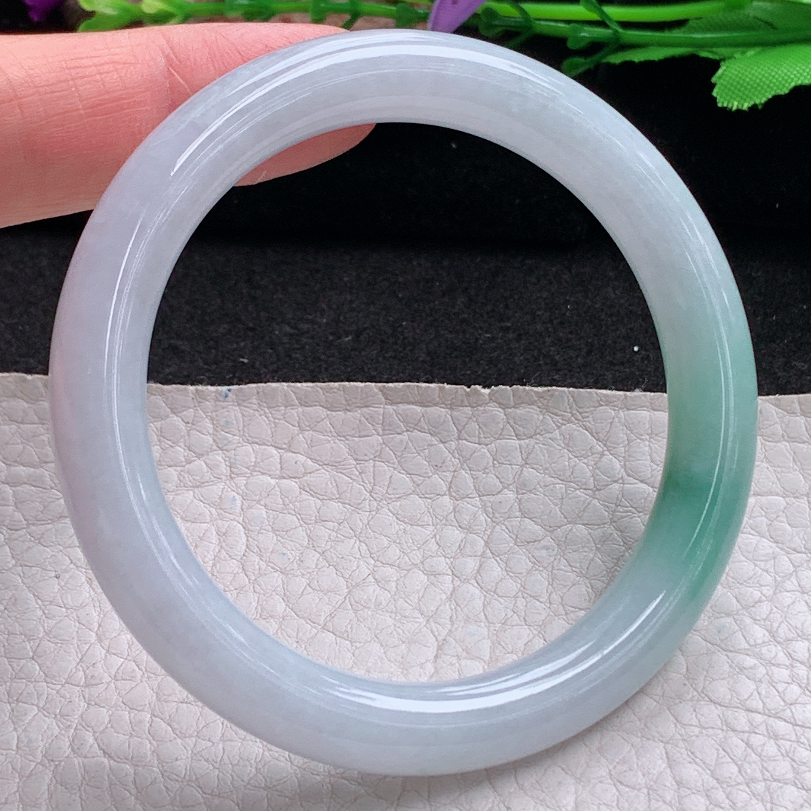 n实拍55*9美人镯 天然翡翠a货手镯水润飘花圆条正圈玉镯子