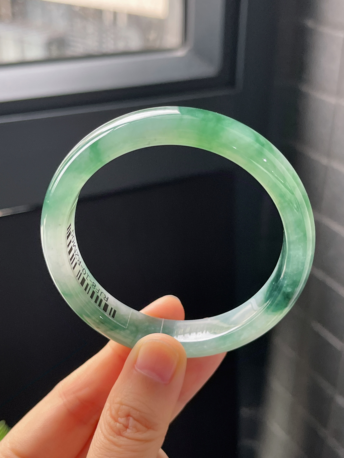 正圈55.8圈口，翡翠冰糯种飘绿手镯