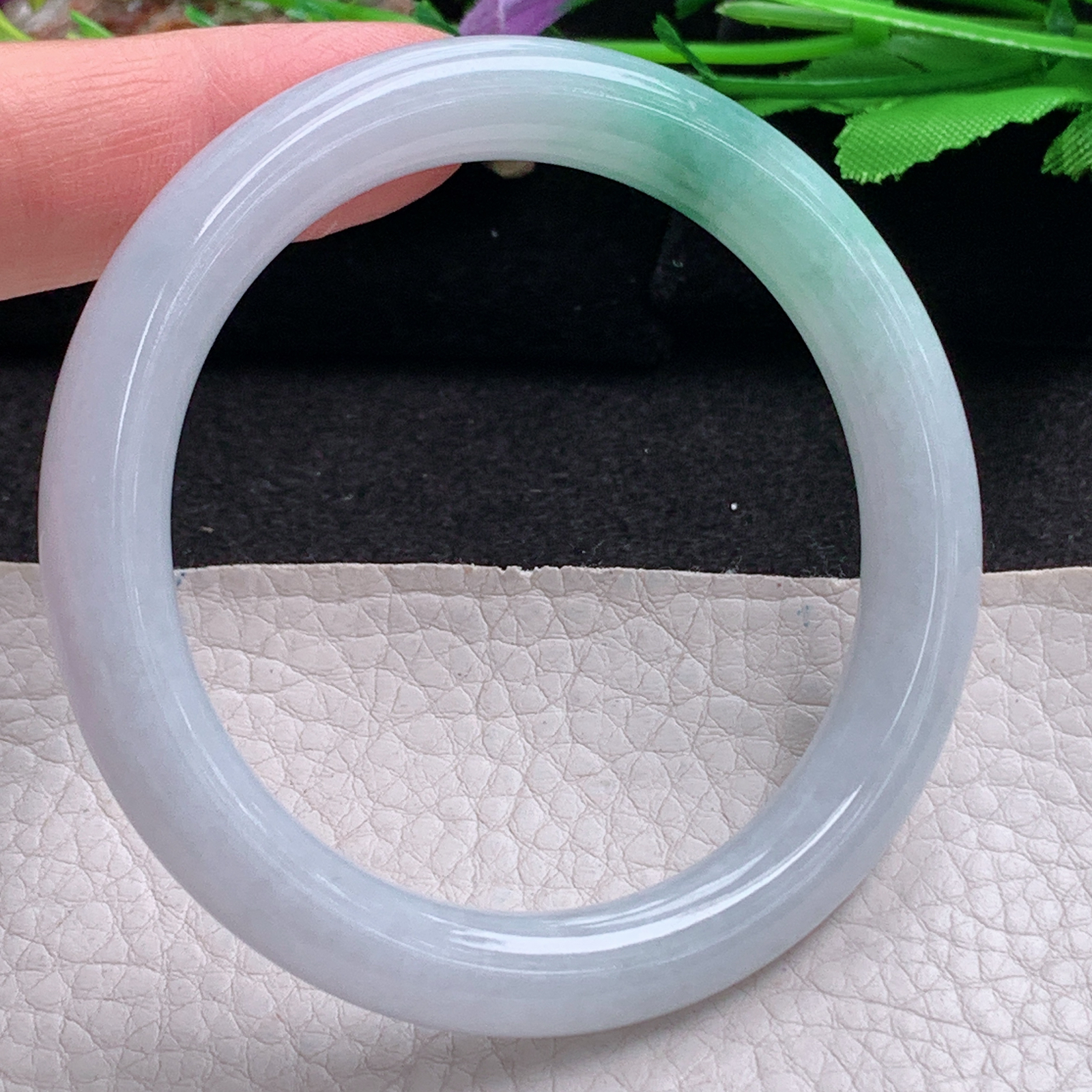 n实拍55*9美人镯 天然翡翠a货手镯水润飘花圆条正圈玉镯子