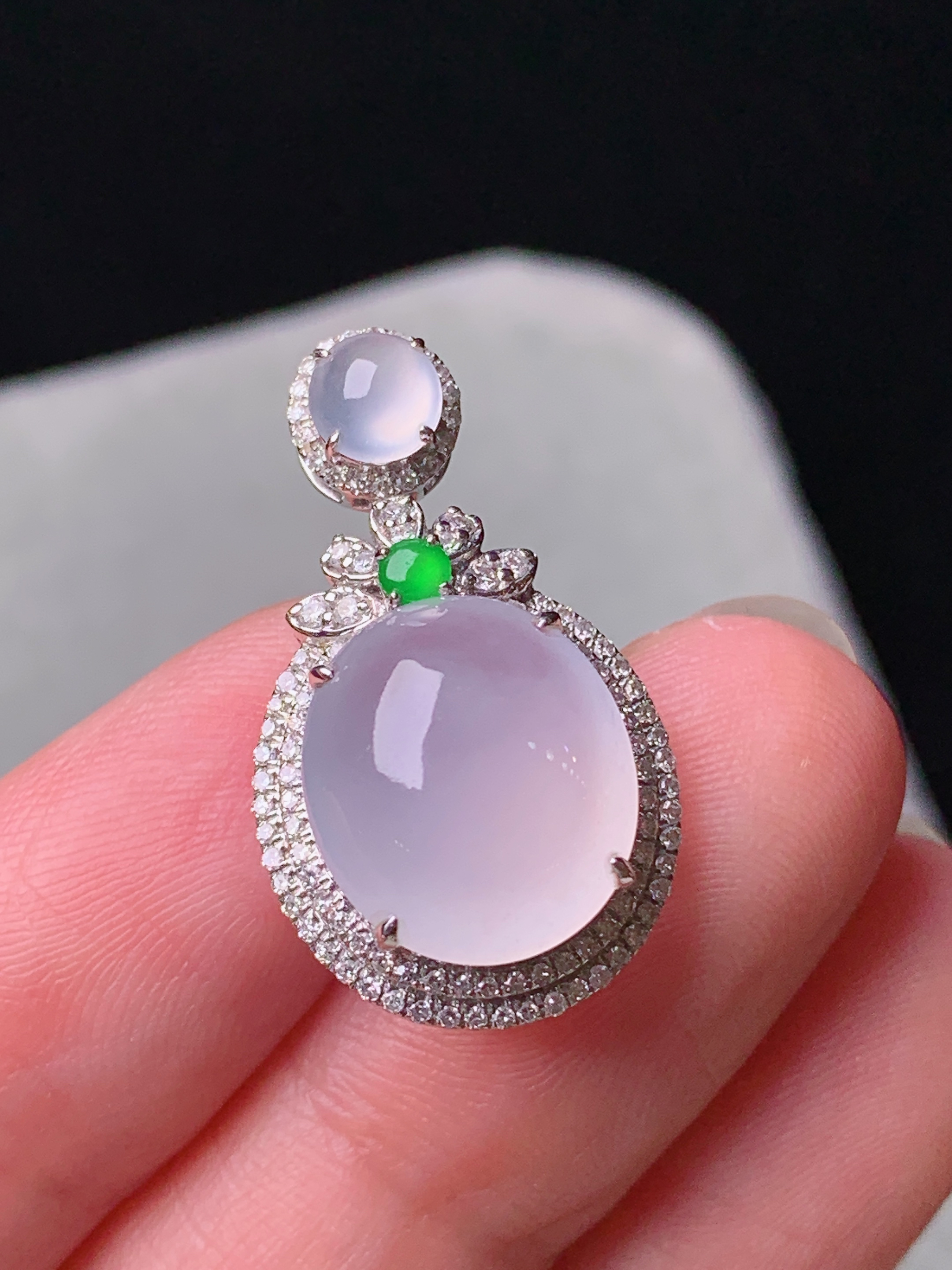 18k金钻镶嵌冰种蛋面吊坠 玉质细腻 色泽艳丽清新 水润亮眼 整体尺寸25*14.5*10t5