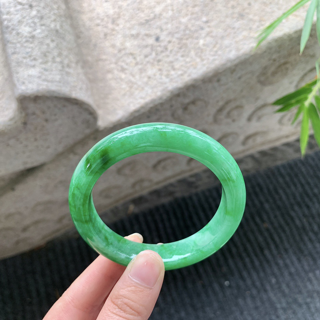 正圈55 56
【圈口】56/12/8.9
【描述】辣绿，满绿，水润，种老，无裂纹！