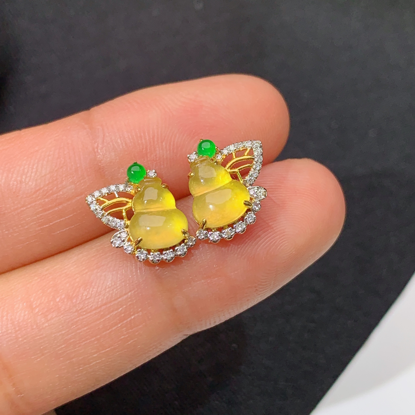 冰黄翡葫芦耳钉，18k金镶嵌，款式新颖，冰润鲜艳，种水足，Mi 尺寸6.6*5.3*2