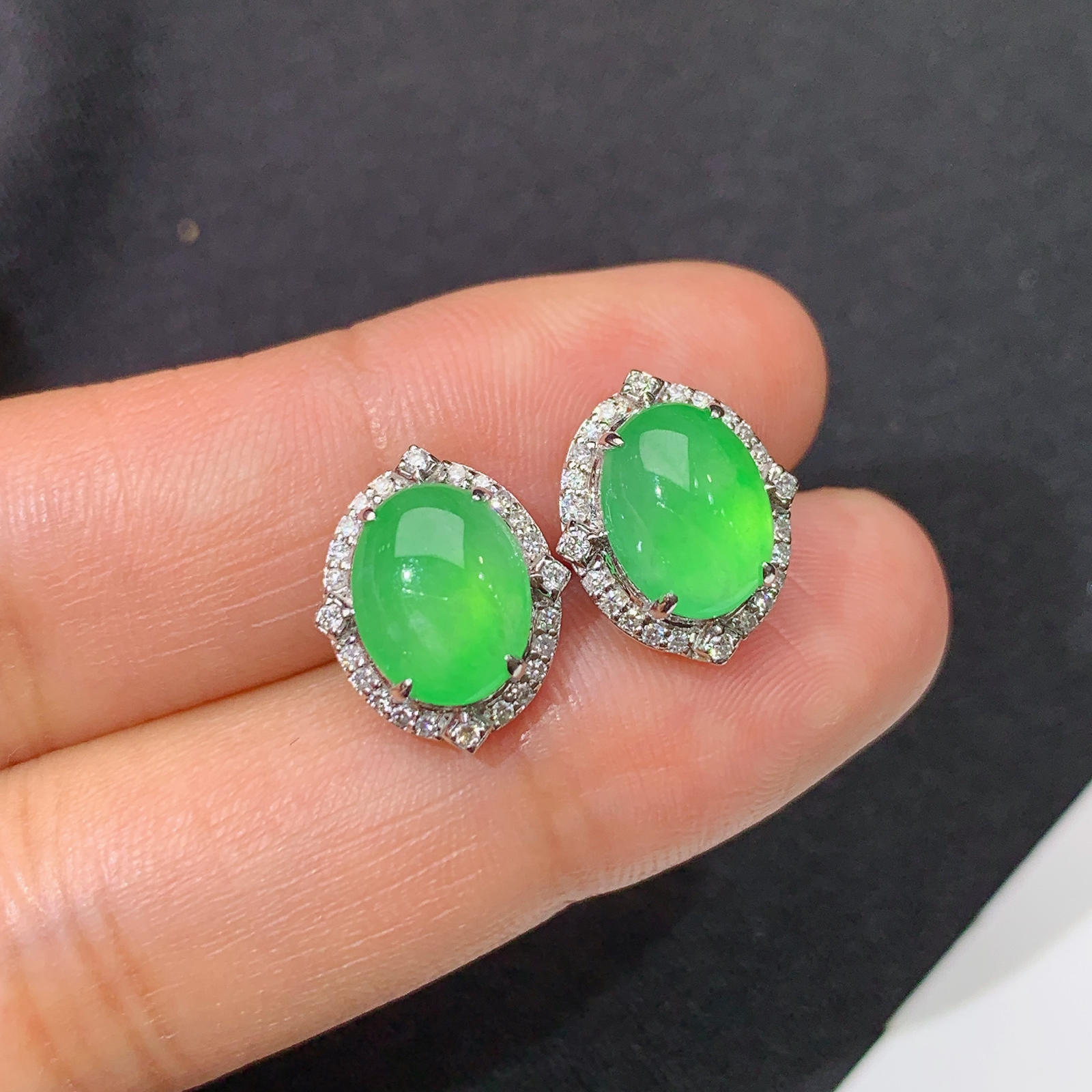 冰阳绿蛋面耳钉，18k金镶嵌，简约时尚，冰润色阳，种水足，Lp 尺寸9*6.8*3.2