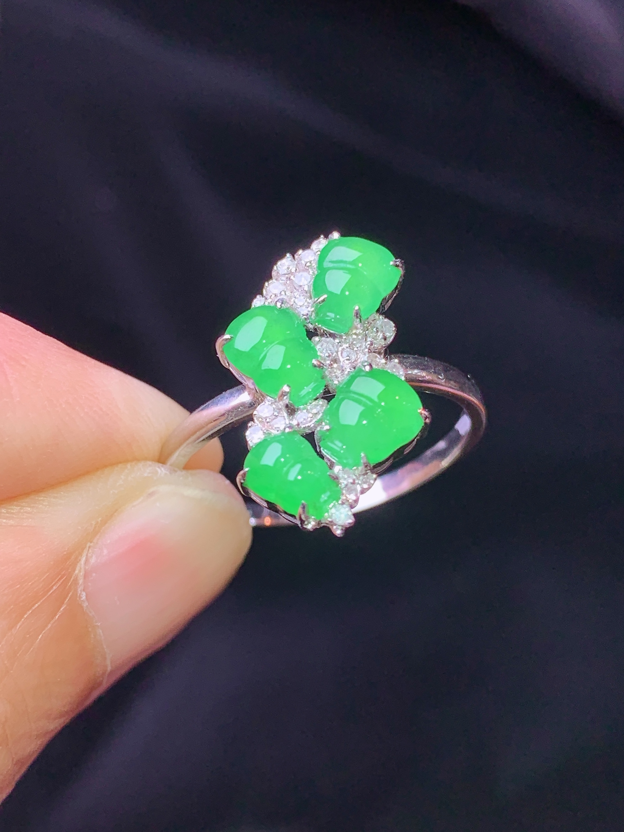 18k金钻镶嵌翠绿葫芦戒指 玉质细腻 色泽艳丽清新 水润亮眼 圈口14 整体尺寸17*10.3*4.5t1