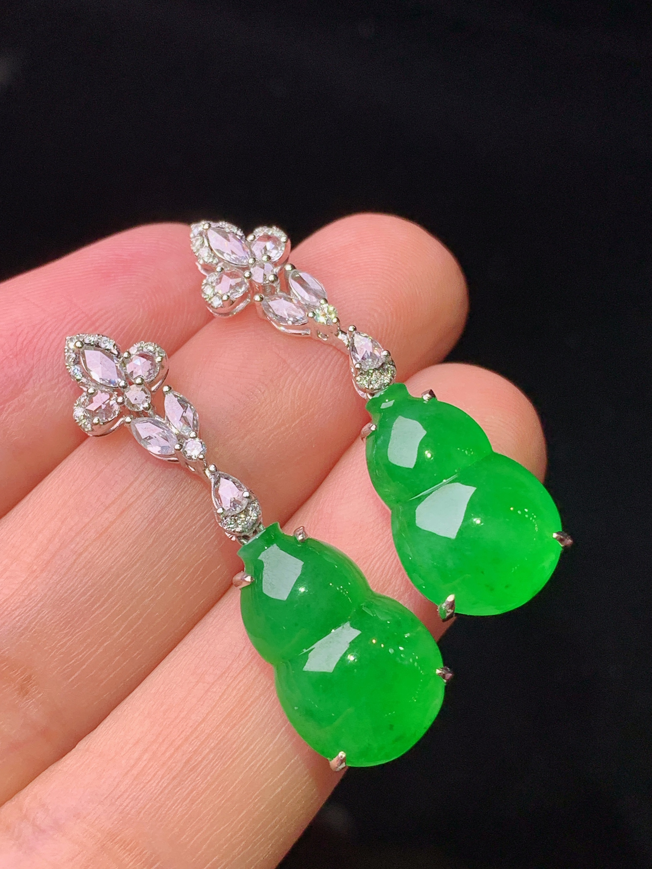 18k金钻镶嵌翠绿葫芦耳坠 玉质细腻 色泽艳丽清新 水润亮眼 整体尺寸34.5*10.2*7.5m5