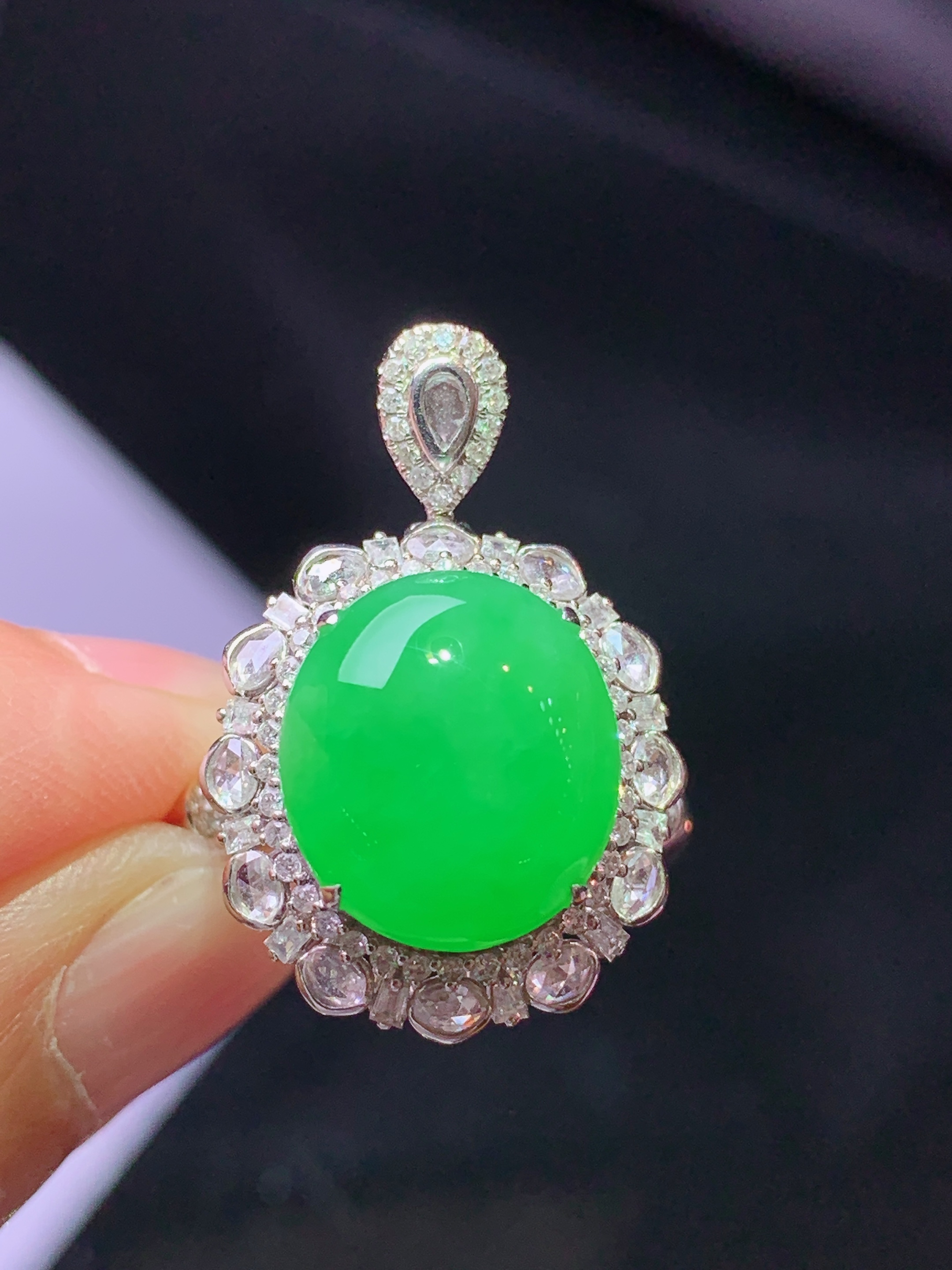 18k金钻镶嵌翠绿蛋面戒指吊坠两用款 玉质细腻 色泽艳丽清新 水润亮眼 圈口14 整体尺寸24.5*16.3*11.6k1