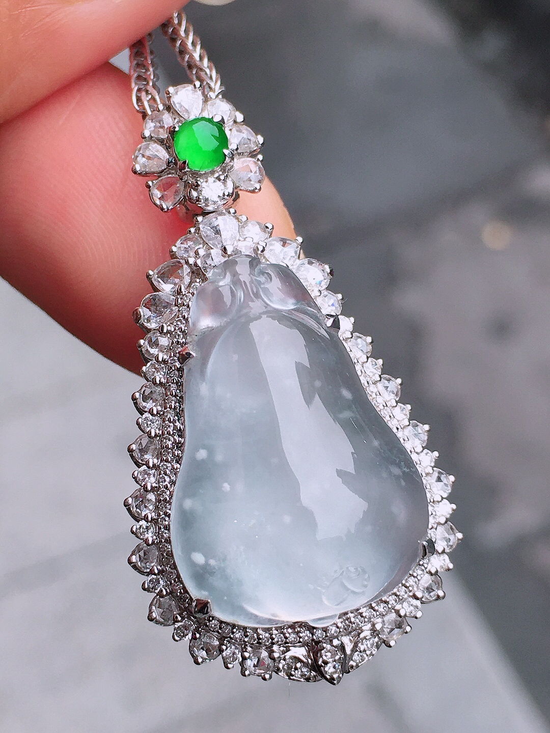 冰种福瓜吊坠，玉质细腻，荧光感超
强，饱满圆润，尽显优雅气质，18k
金豪华镶嵌