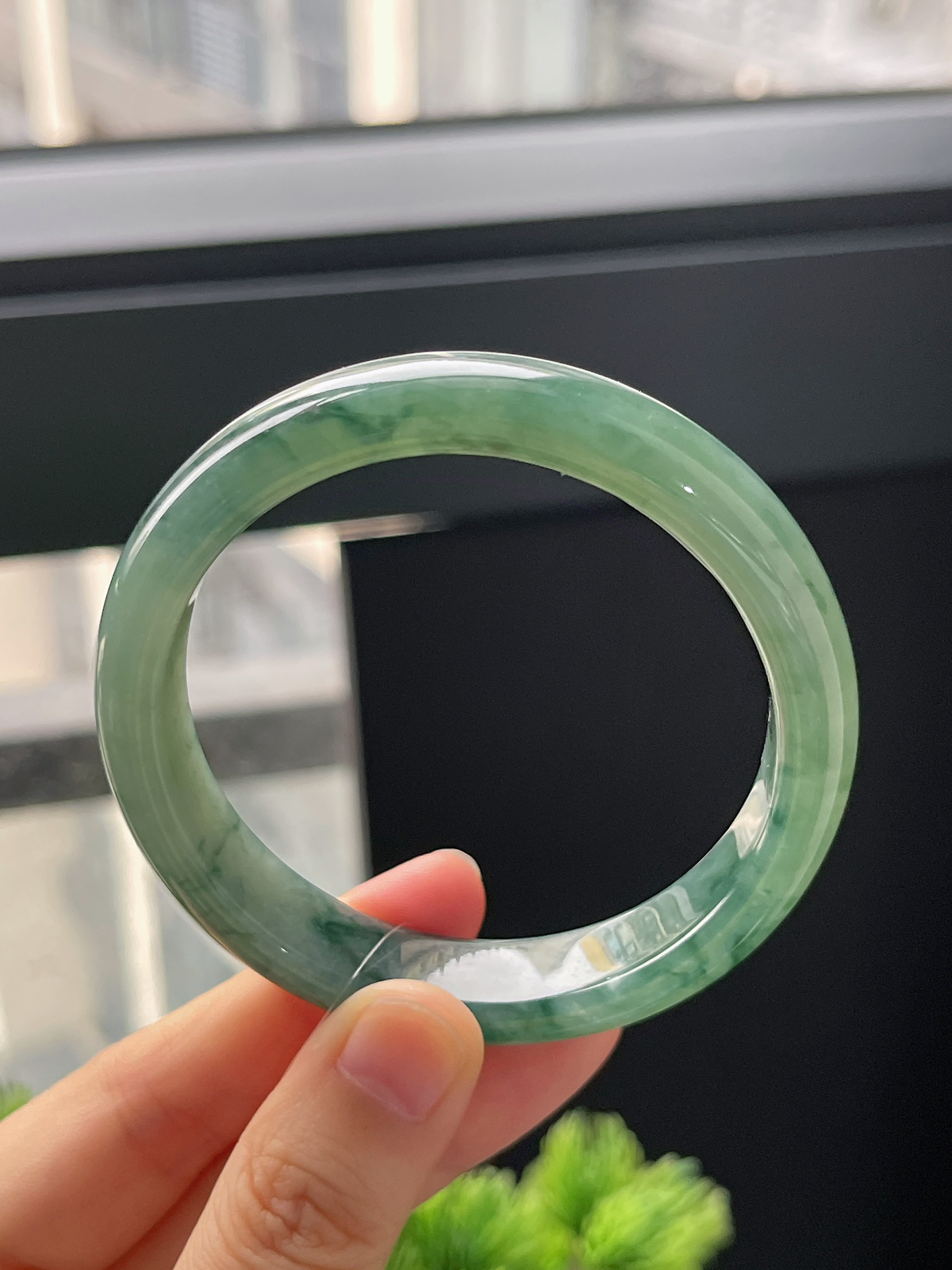 正圈55.8圈口，翡翠冰糯种飘绿手镯