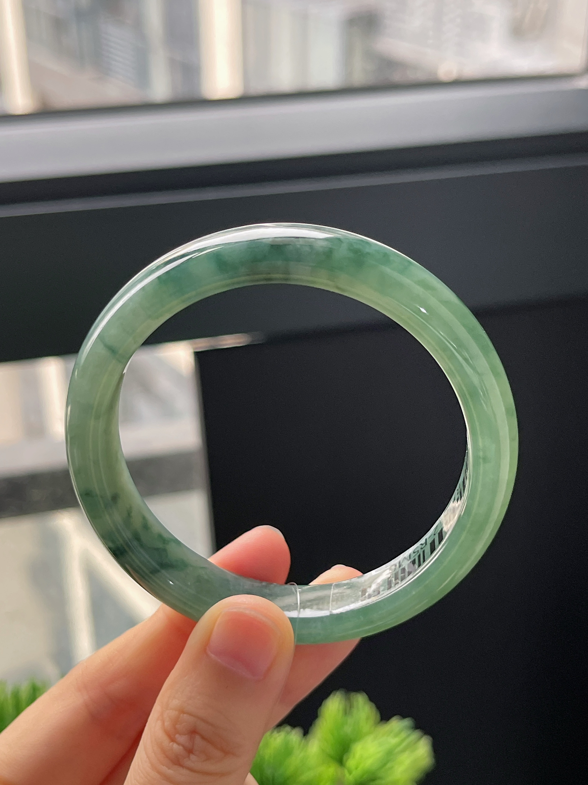 正圈55.8圈口，翡翠冰糯种飘绿手镯