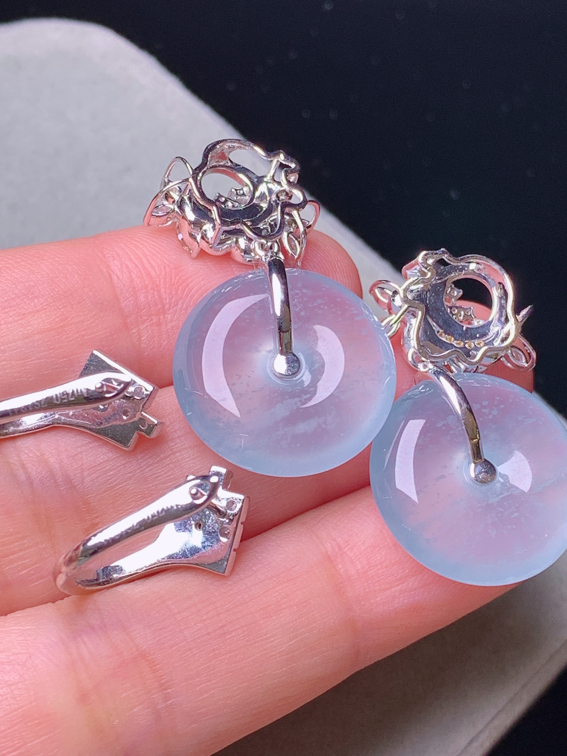 18k金钻镶嵌冰种浅蓝平安扣耳坠吊坠两用款玉质细腻 色泽艳丽清新 水润亮眼 整体尺寸42*18*5.6m5