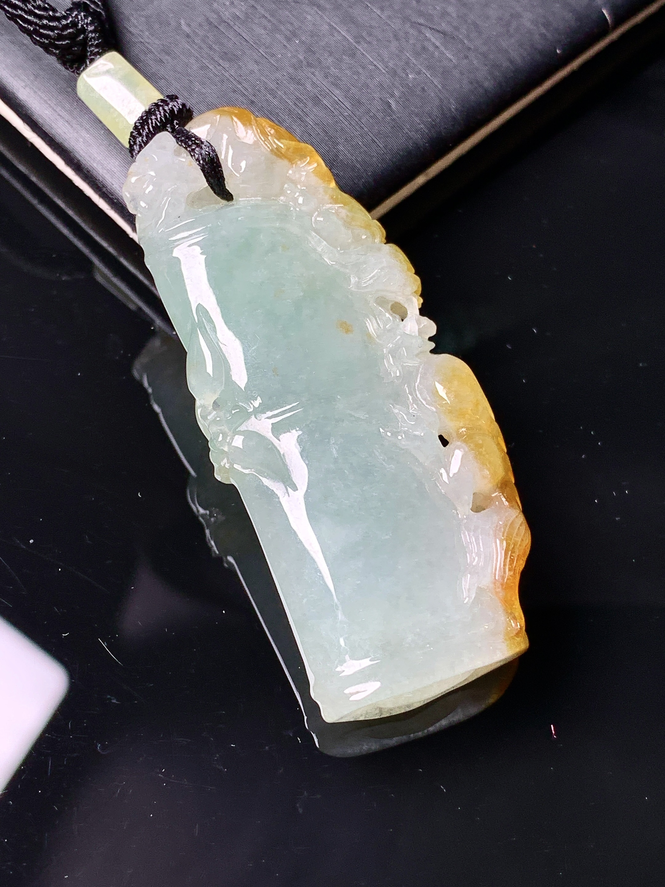 淡绿飘黄翡竹节吊坠 玉质细腻 色泽艳丽清新 水润亮眼 整体尺寸49.2*21.5*6.8L1