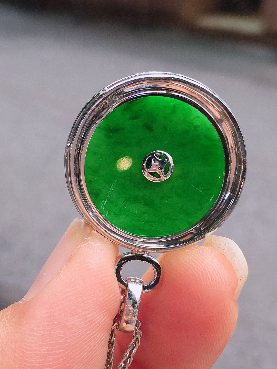 阳绿平安扣吊坠，色泽均匀艳丽，玉质细腻，荧光感超
强，饱满圆润，尽显优雅气质，18k
金豪华镶嵌