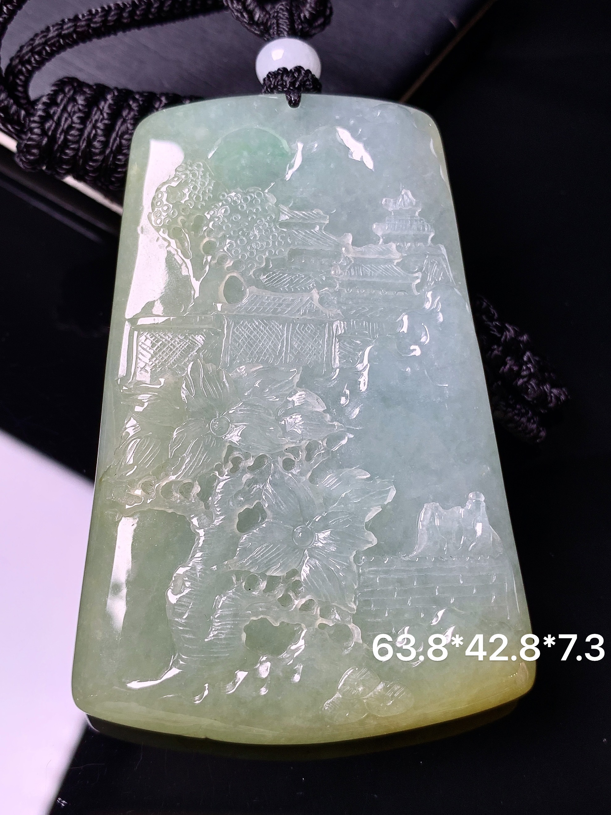 淡黄翡山水牌子吊坠 玉质细腻 色泽艳丽清新 水润亮眼 整体尺寸63.8*42.8*7.3L1