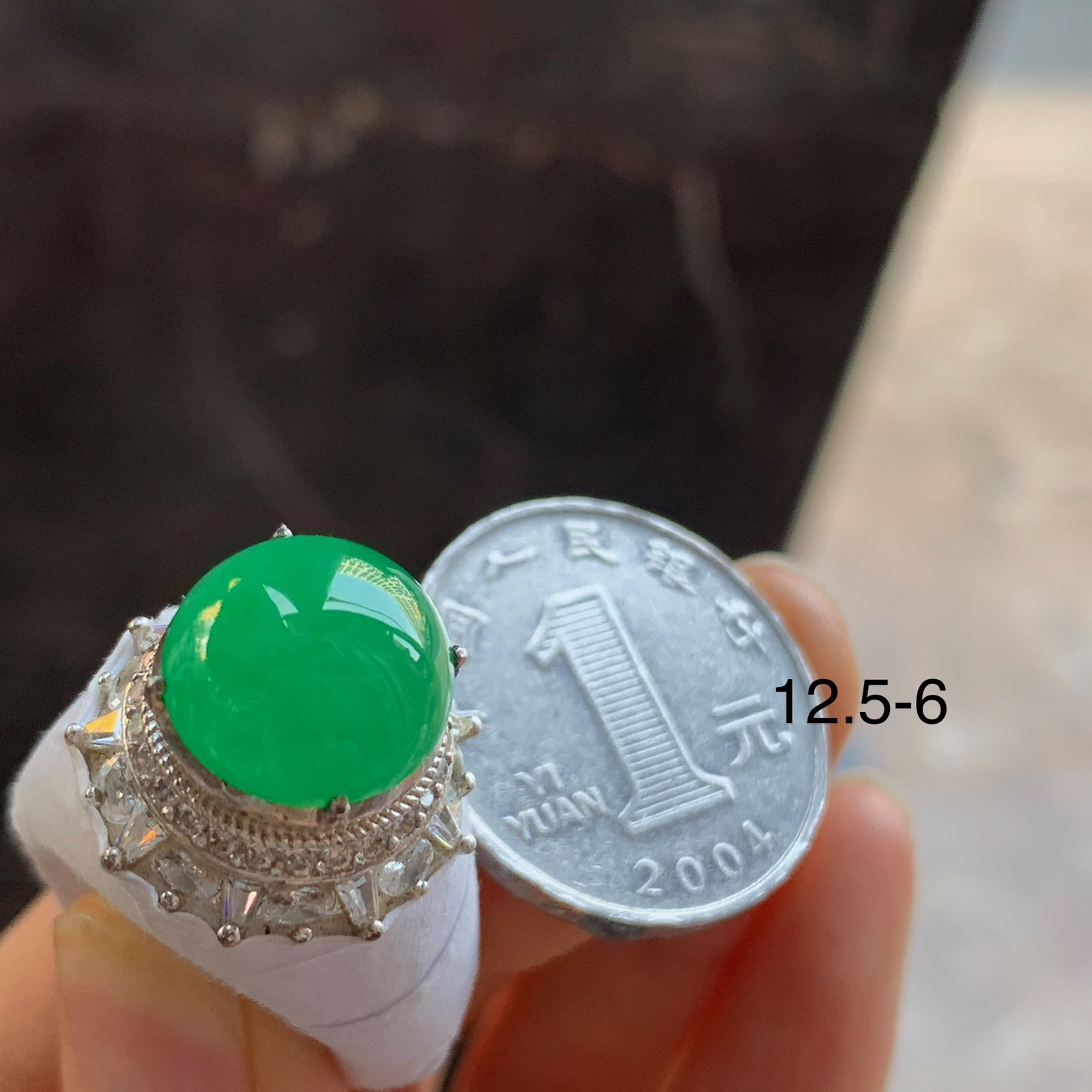 阳绿色戒面^_^鲜艳 玉质温润 饱满圆润
铜托