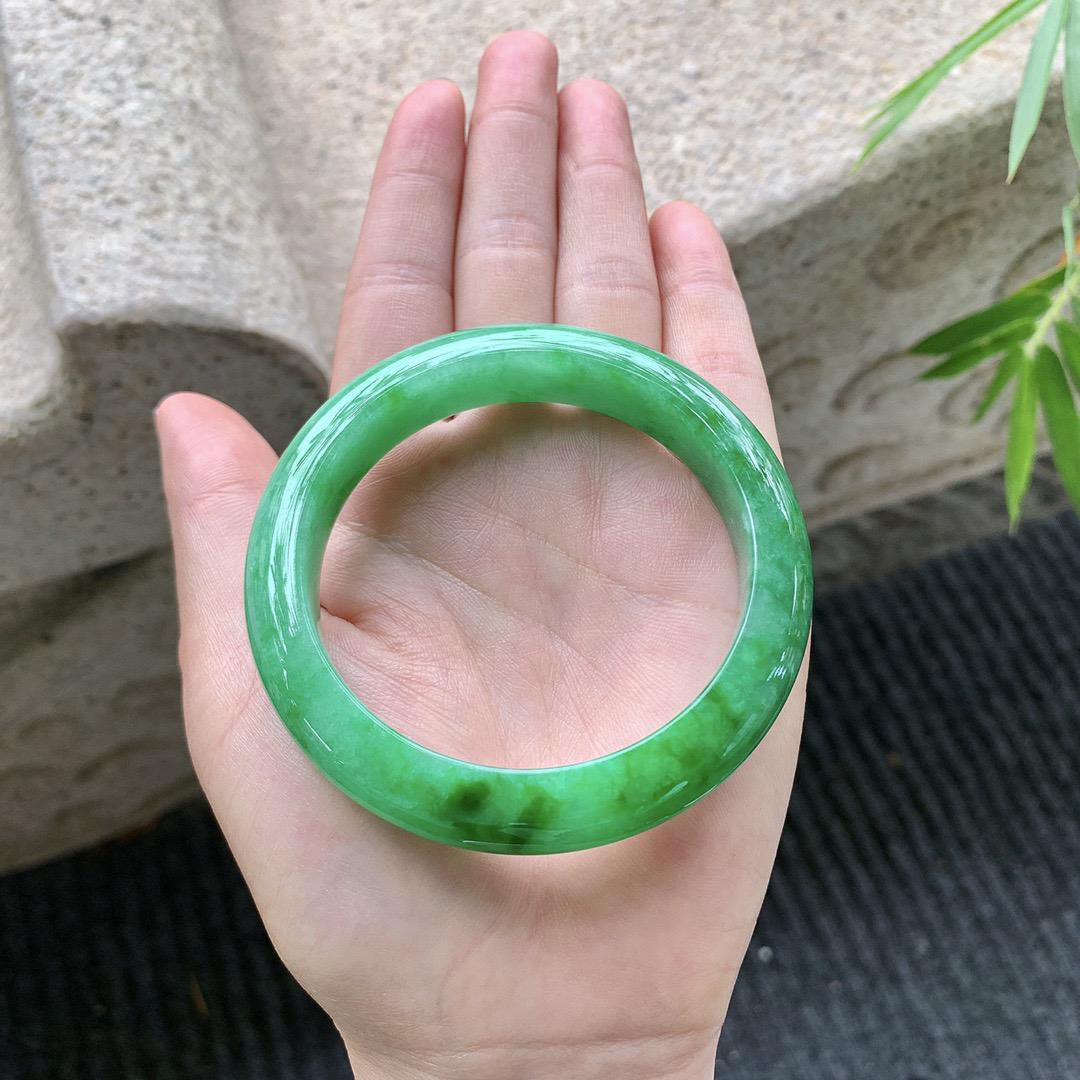 正圈55 56
【圈口】56/12/8.9
【描述】辣绿，满绿，水润，种老，无裂纹！