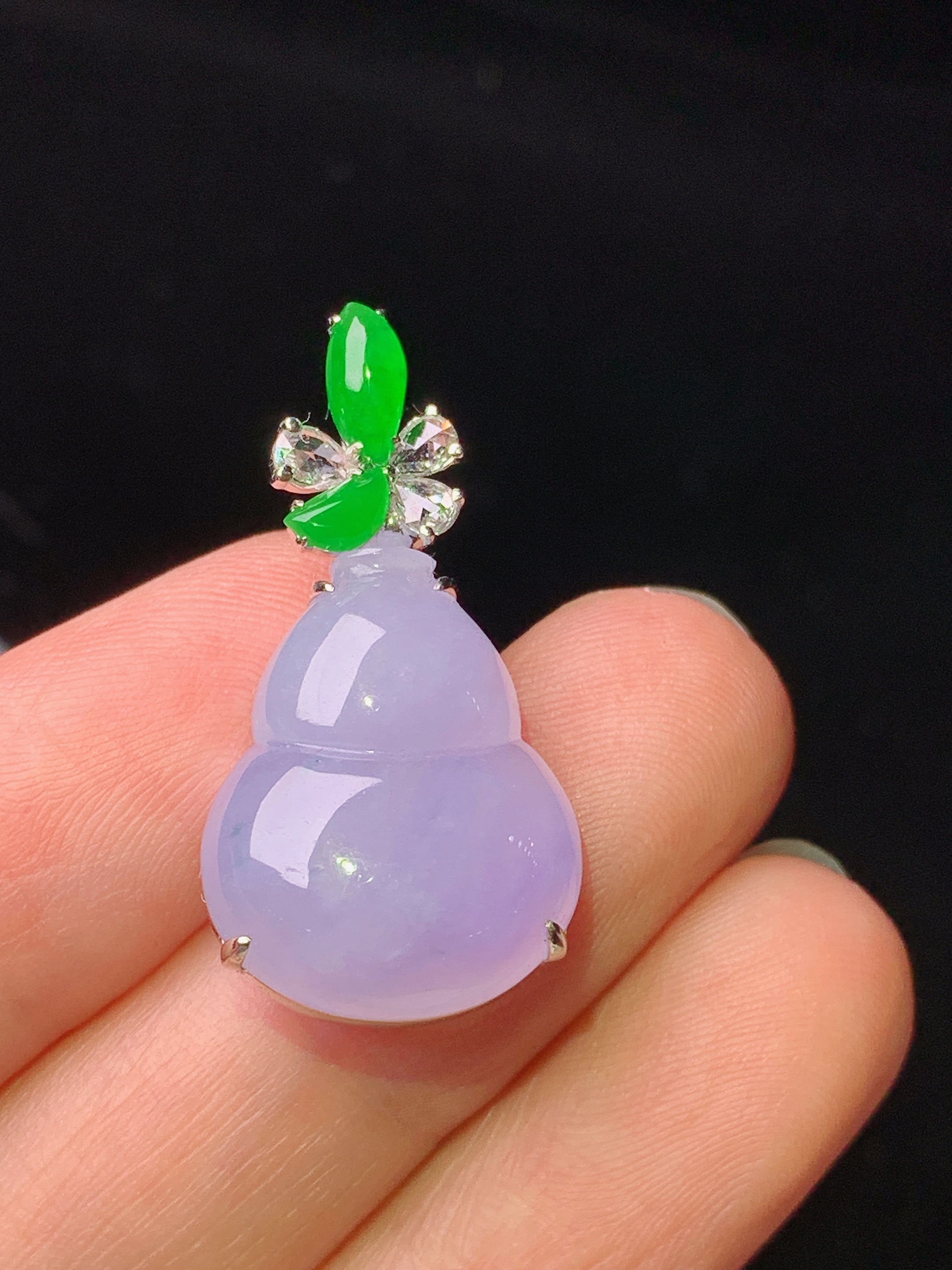18k金钻镶嵌淡紫罗兰葫芦吊坠 玉质细腻 色泽艳丽清新 水润亮眼 整体尺寸28.6*14.6*7m5