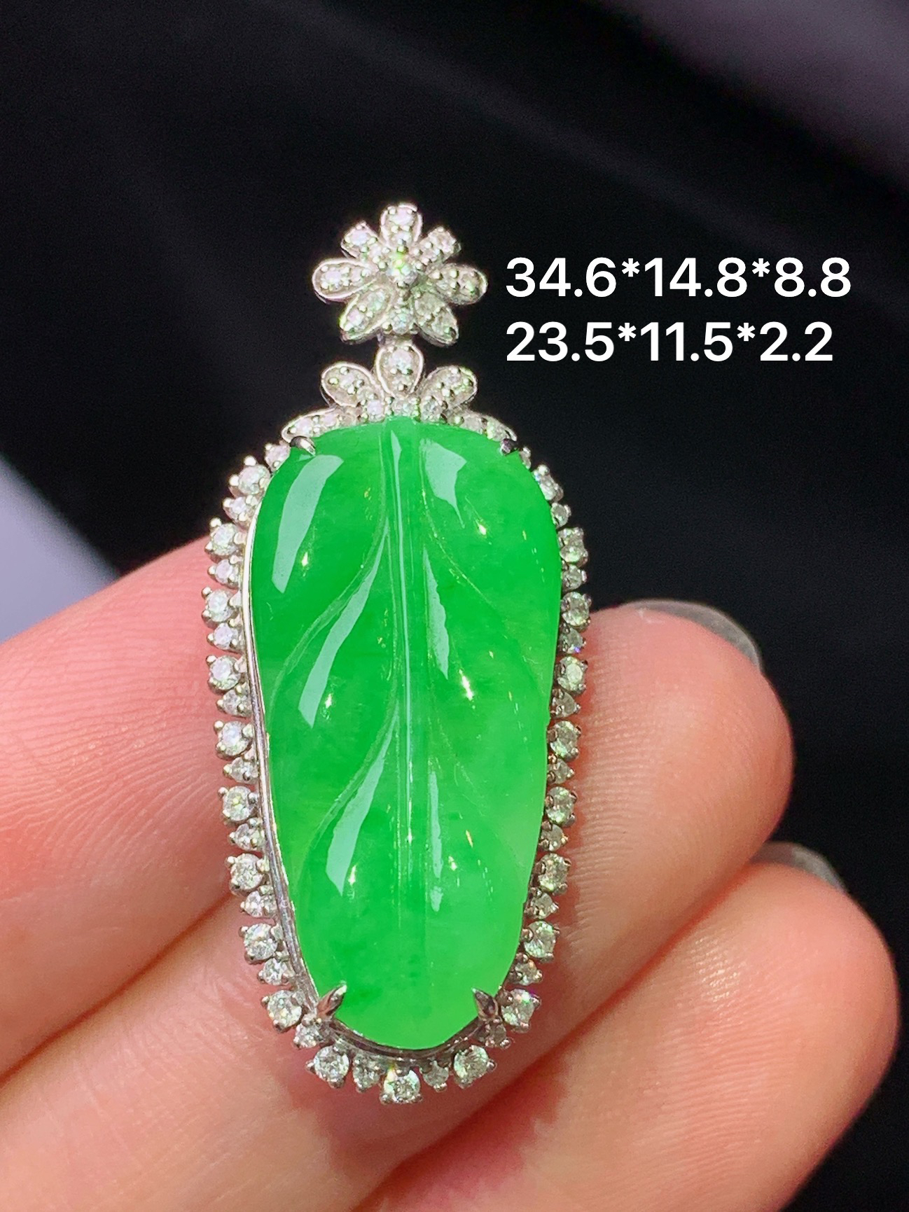 18k金钻镶嵌满绿树叶吊坠 玉质细腻 色泽艳丽清新 水润亮眼 整体尺寸34.6*14.6*8.8k1