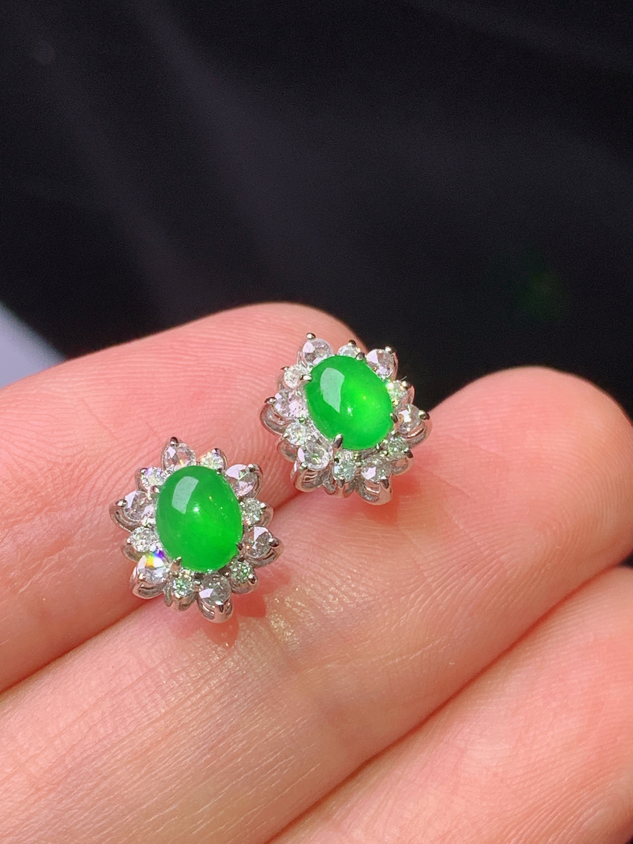 18k金钻镶嵌翠绿蛋面耳钉 玉质细腻 色泽艳丽清新 水润亮眼 整体尺寸9.5*7.7*5.8t1