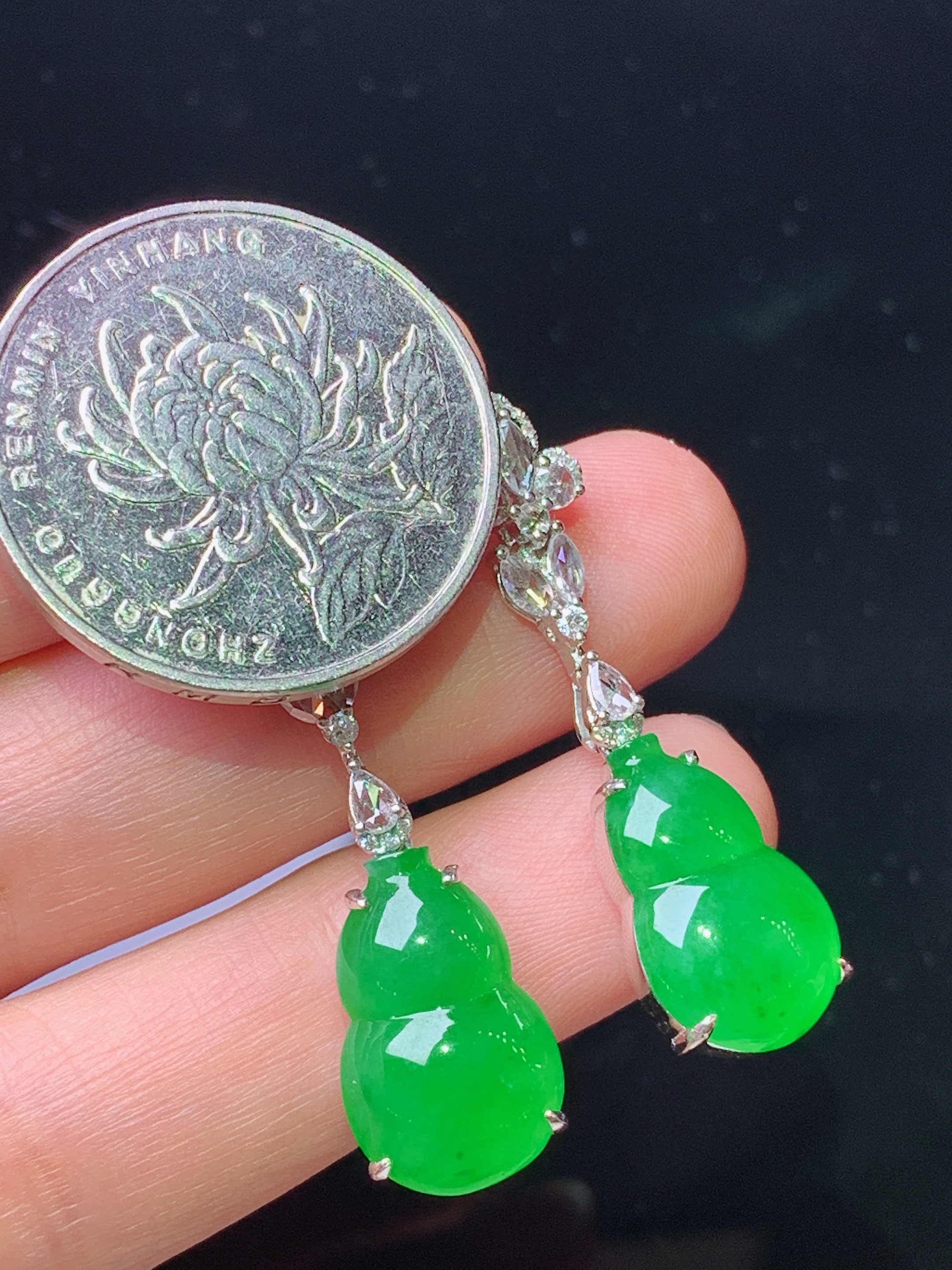 18k金钻镶嵌翠绿葫芦耳坠 玉质细腻 色泽艳丽清新 水润亮眼 整体尺寸34.5*10.2*7.5m5