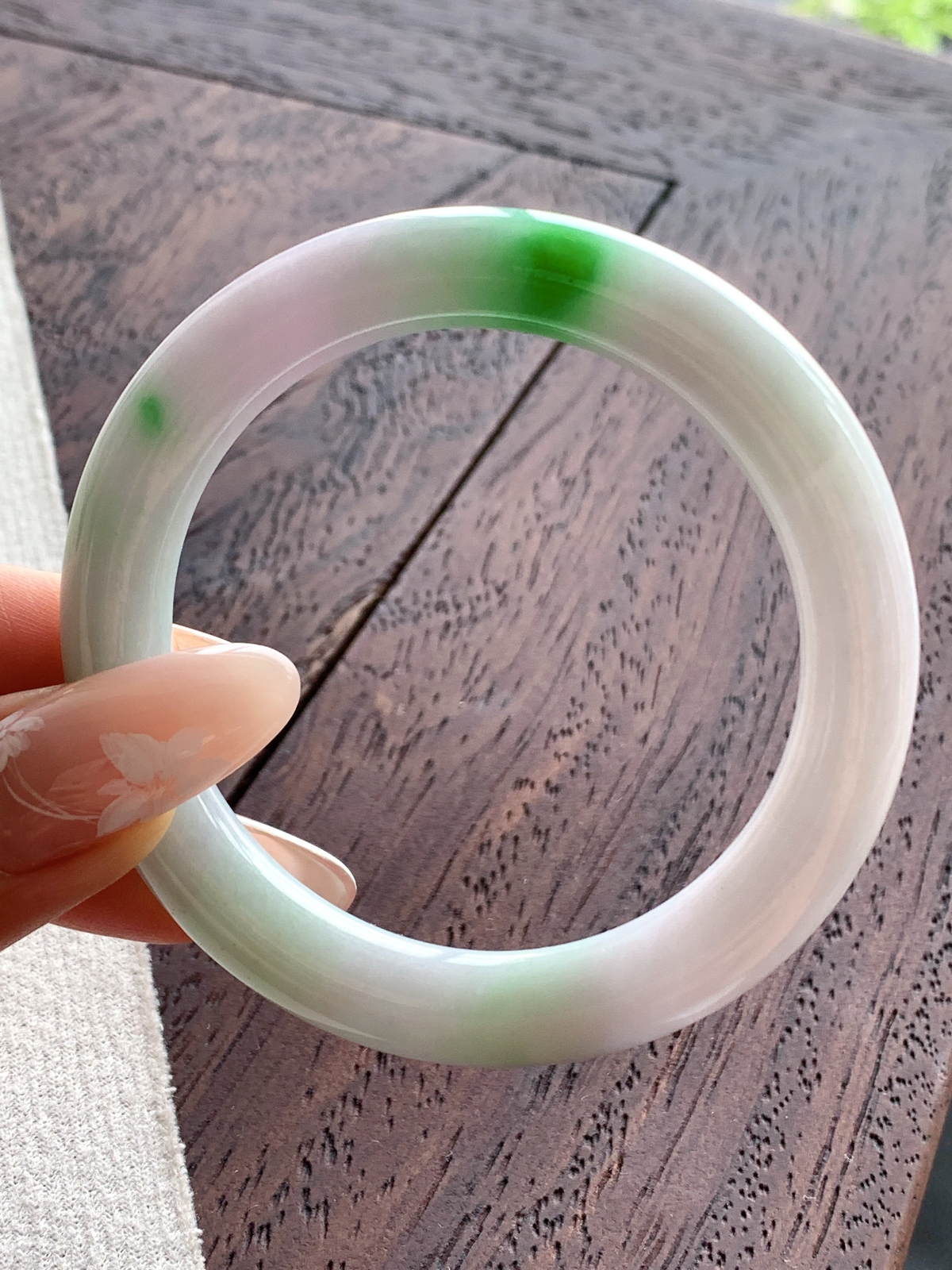 【手镯】🫧圆条 圈口53 54
【尺寸】52.4-8.8-9.3
【说明】白底青 飘绿花 冰飘花 小圈口 种老细腻 缅甸A货翡翠 无纹裂