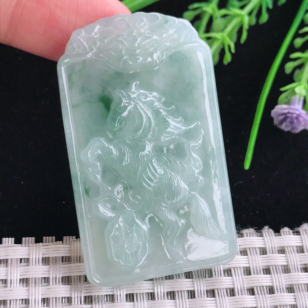 实拍A货翡翠52.6/31.5/6老坑秀气冰润飘花生肖马牌吊坠翡翠玉挂件