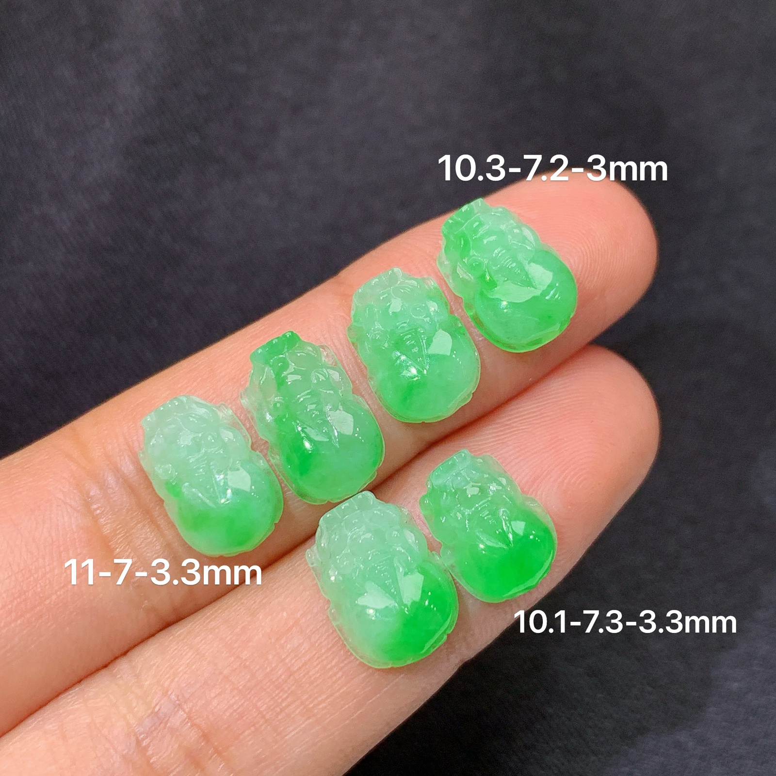 冰飘绿貔貅一手，镶嵌佳品，冰润细腻，种水足 Ht 尺寸10.3*7.2*3